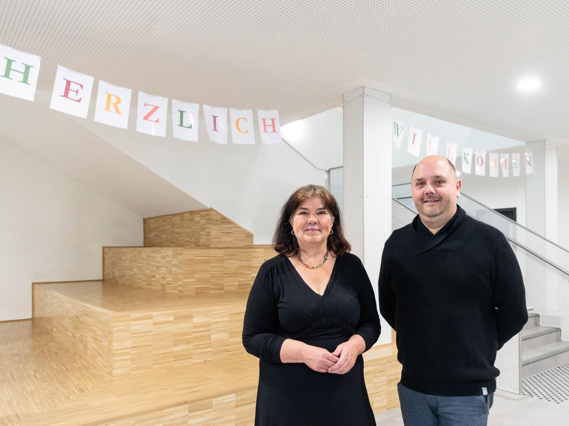Schulleiterin Dr. Claudia Büllesbach und stellvertretenden Schulleiter Sebastian Klein.