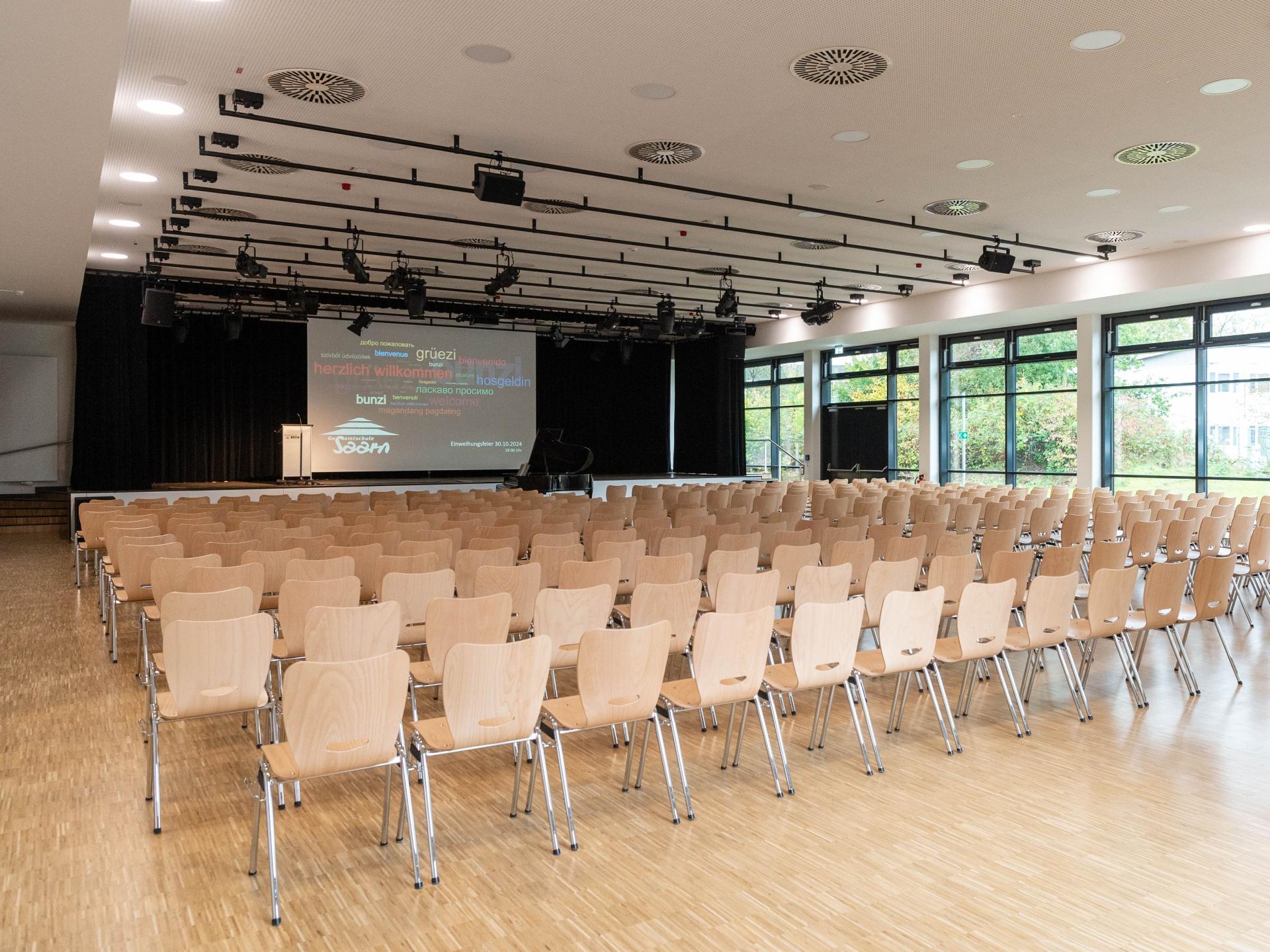 Blick in die Aula mit 480 Sitzplätzen der Gesamtschule Saarn.