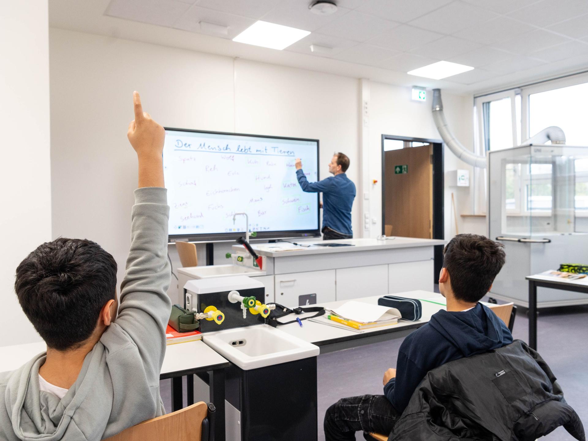 Schüler*innen und Lehrer in einem der neuen Naturwissenschafts-Räume.
