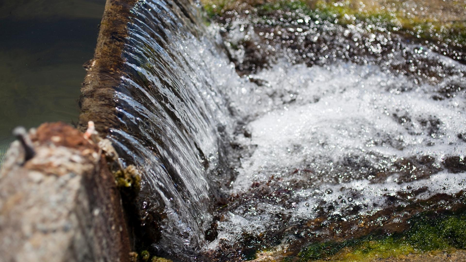 Wasserfall in einer Aquakulturfarm.