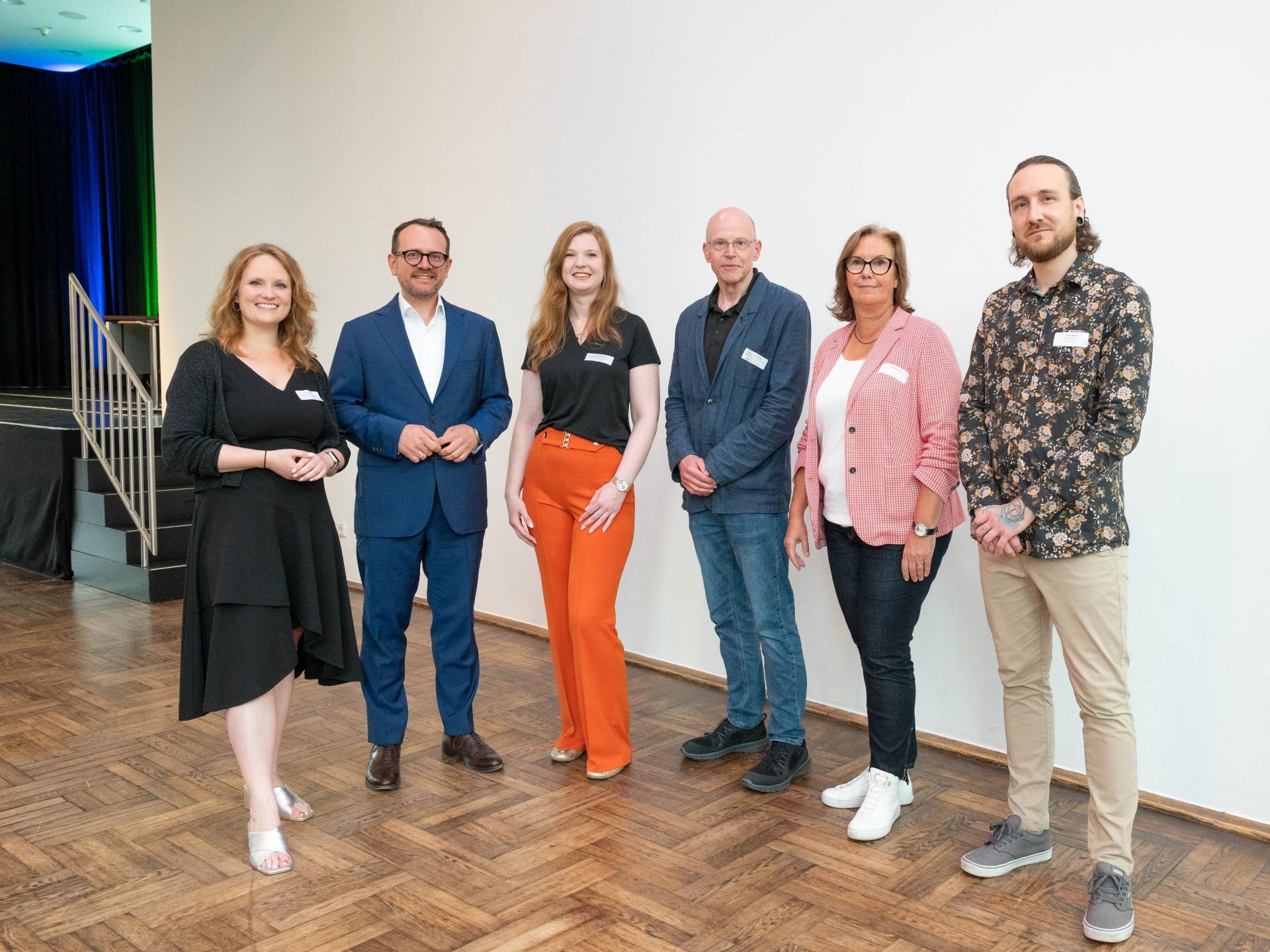 Gruppenfoto von Julia Brunner, Stadtdirektor David A. Lüngen, Lara Vercoulen, Prof. Gerhard Kilz, Lydia Schallwig, Heiko Möller