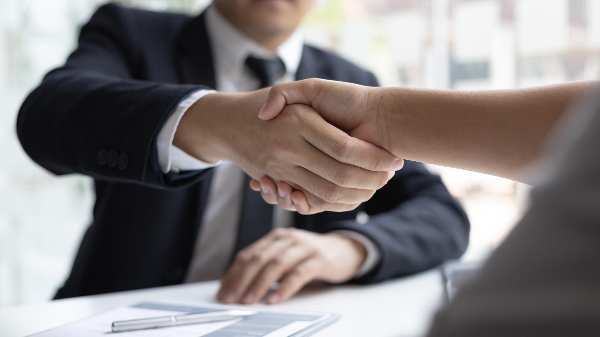 Handschlag zwischen Arbeitgeber und Arbeitnehmer.