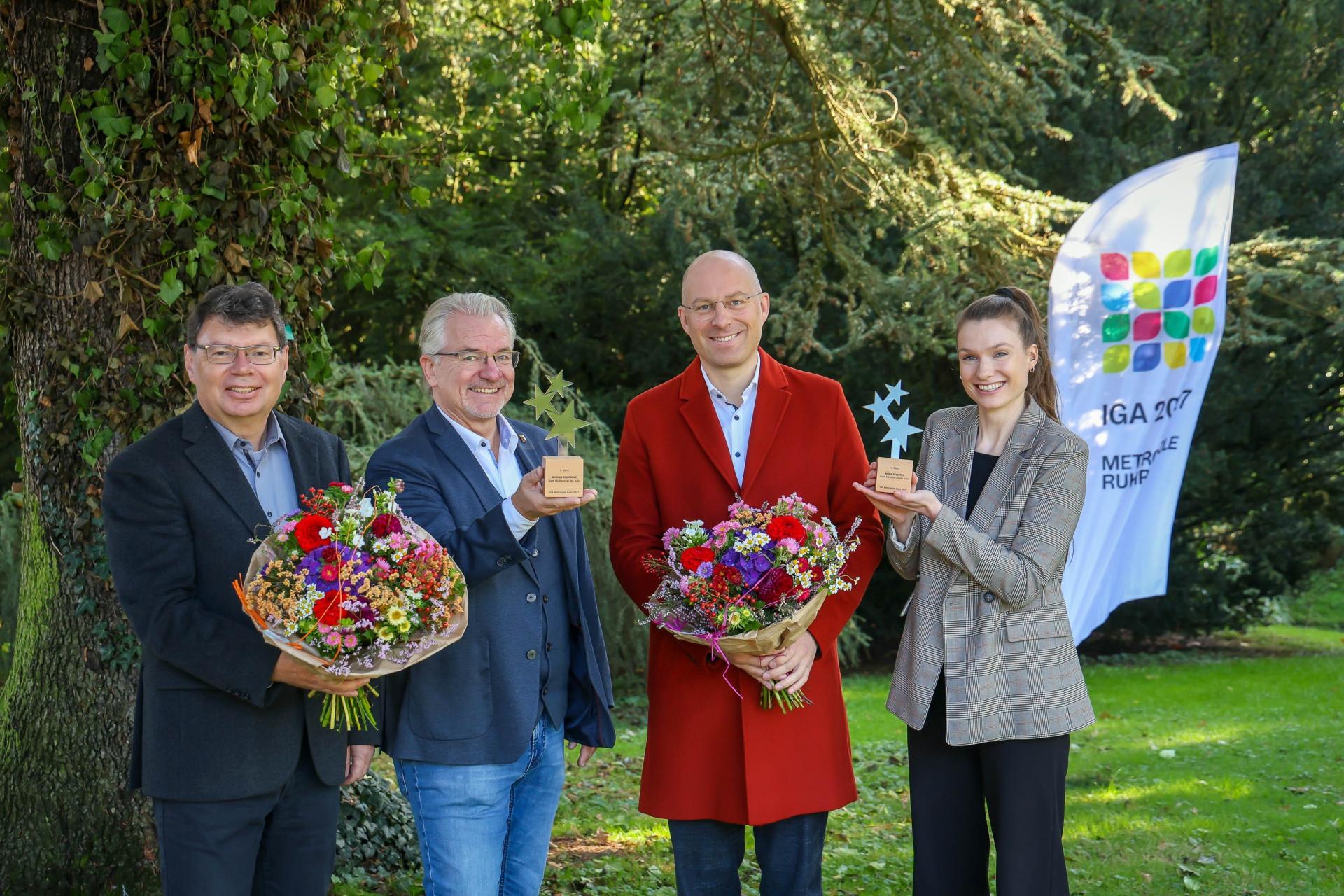 Für die IGA-Projekte Grüner Stadtring und MüGa revisited überreichte IGA-Geschäftsführer Horst Fischer an Oberbürgermeister Marc Buchholz, Dezernent Felix Blasch und Malin Michel vom Amt für Stadtplanung und Wirtschaftsförderung den 3. Stern. (v.li.n.re.)