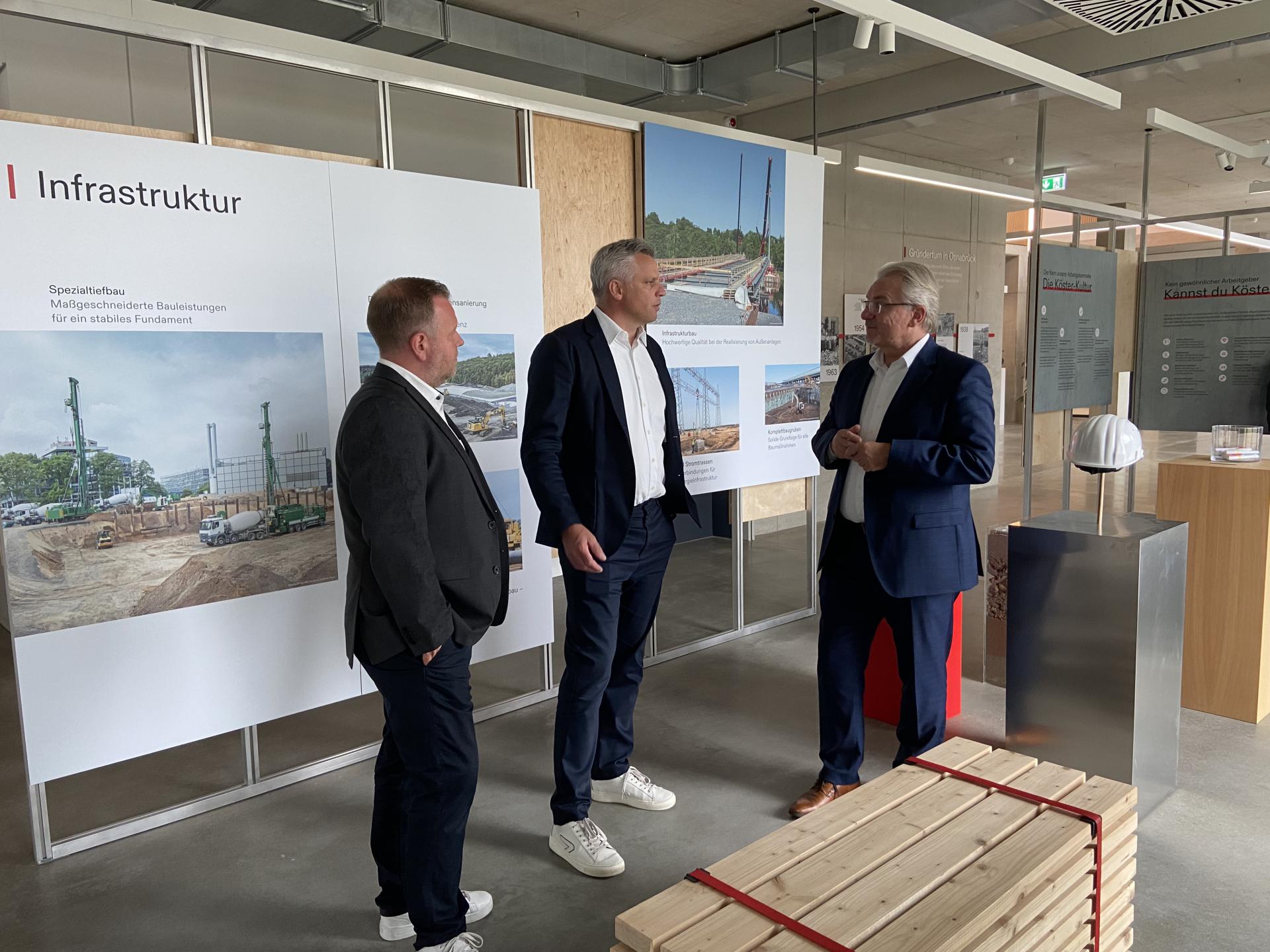 Oberbürgermeister Marc Buchholz (rechts) lässt sich vom Geschäftsführer der Firma Köster GmbH die Räumlichkeiten zeigen.