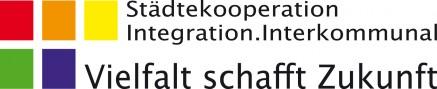 die Aufschrift "Städtekooperation Integration.Interkommunal Vielfalt schafft Zukunft" mit fünf bunten Vierecken