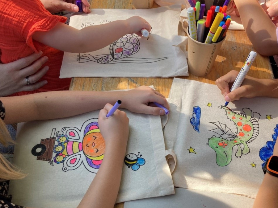 Kinder bemalen Stofftaschen auf dem Weltspieltag in Mülheim