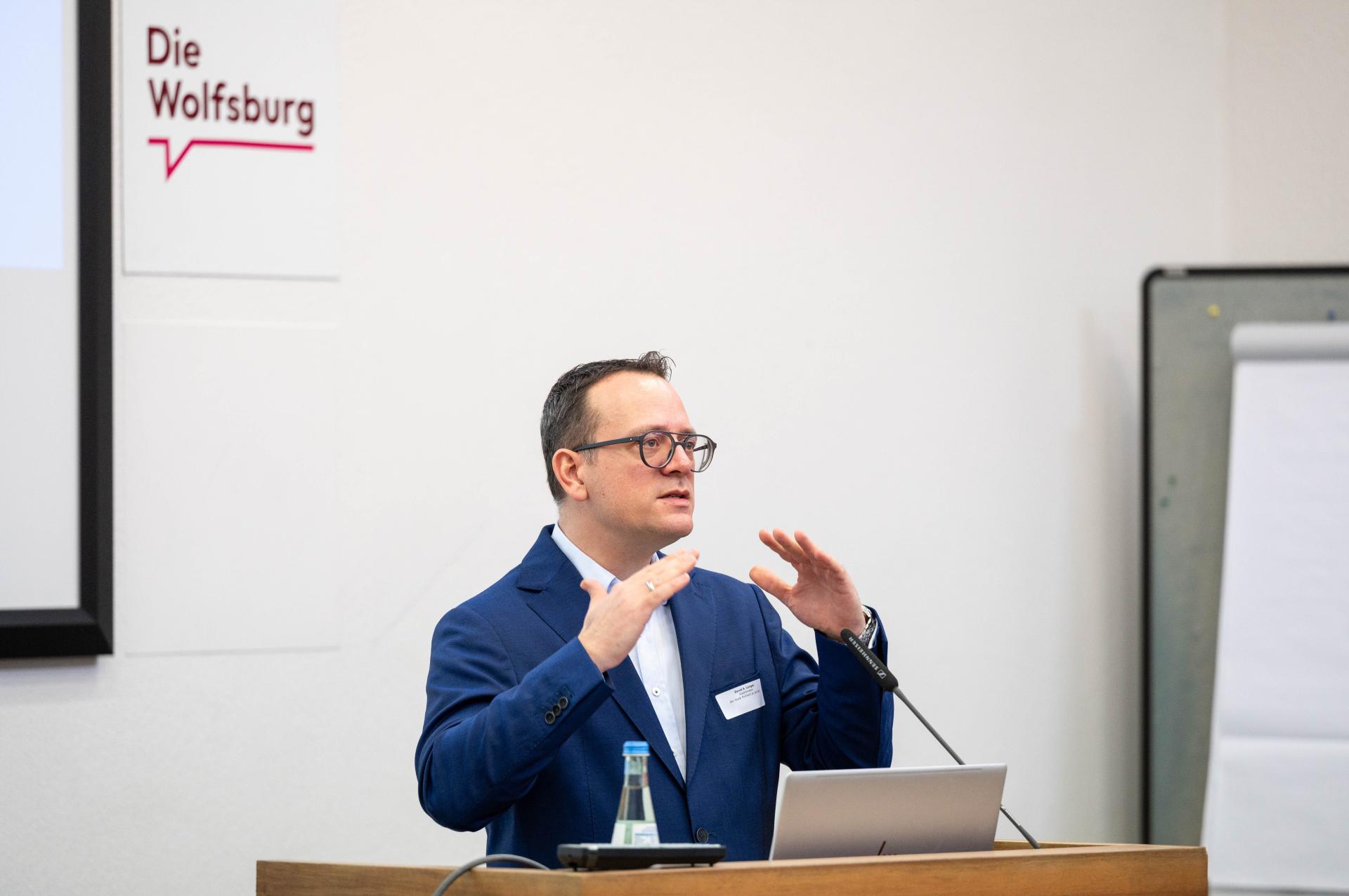Stadtdirektor David A. Lüngen begrüßt die Teilnehmenden des Thementags Mentale Gesundheit für Kinder und Jugendliche am 12.02.2025 in der Akademie Wolfsburg.