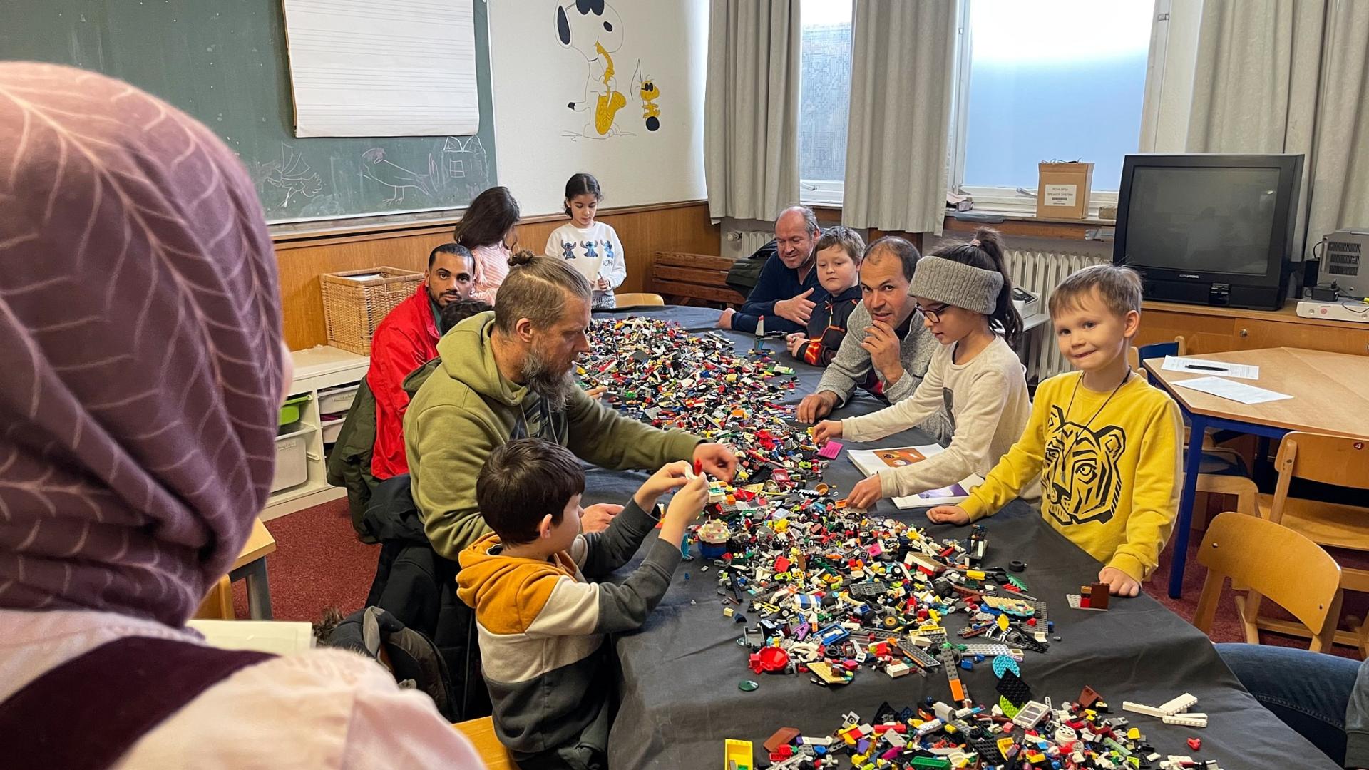 Brick-Art Workshops mit Vätern und ihren Kindern der Brüder Grimm Schule 2024