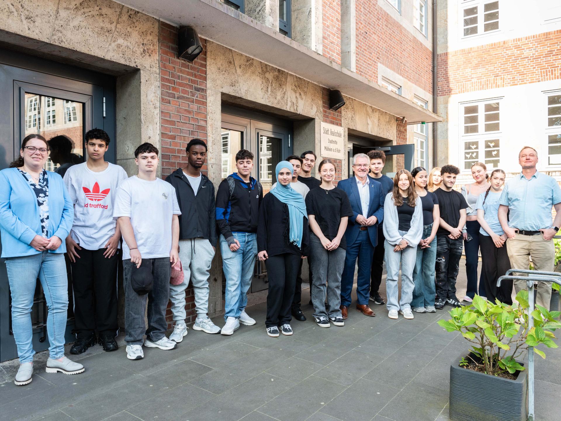 Gruppenfoto der Schülersprechstunde in der Realschule Stadtmitte mit Oberbürgermeister Marc Buchholz und Lehrer Thomas Kretzschmar.