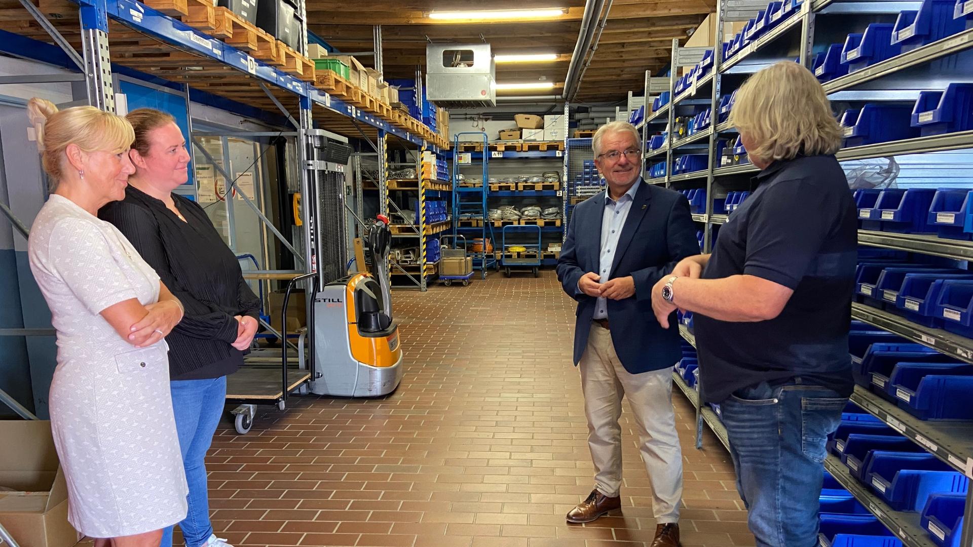 Oberbürgermeister Marc Buchholz mit Mitarbeitenden der Firma Beierlorzer GmbH 