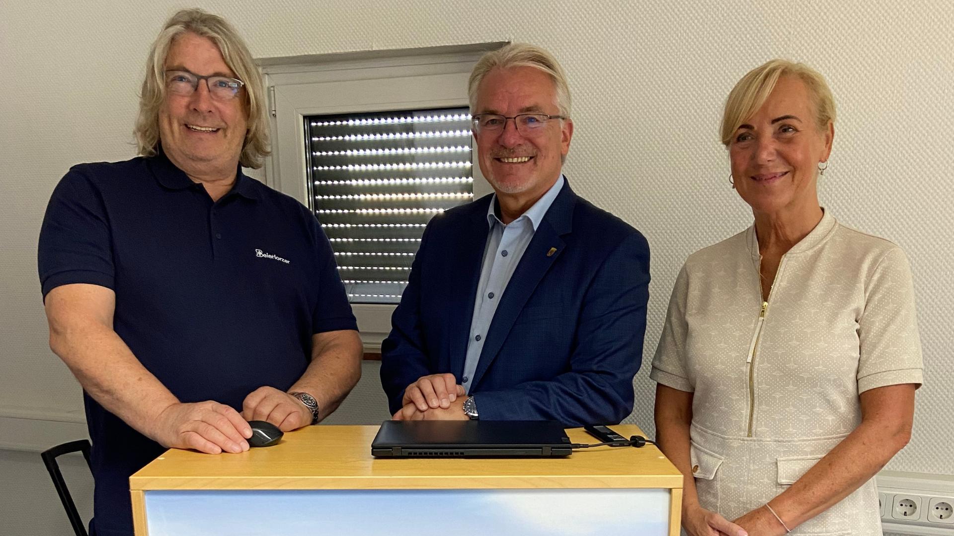 Oberbürgermeister Marc Buchholz mit Mitarbeitenden der Firma Beierlorzer GmbH 