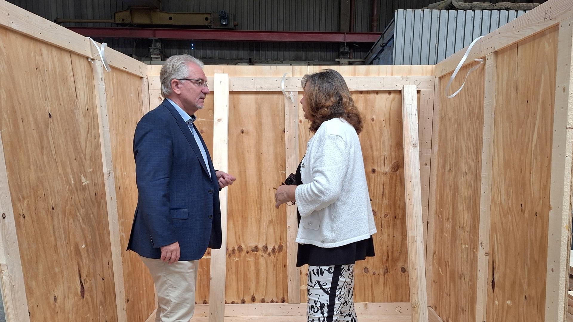 Oberbürgermeister Marc Buchholz (links) mit Geschäftsführerin der Firma Preusse GmbH