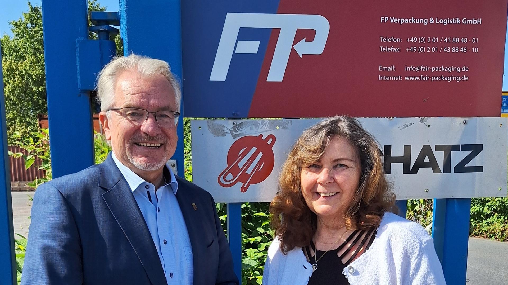 Oberbürgermeister Marc Buchholz (links) mit Geschäftsführerin der Firma Preusse GmbH