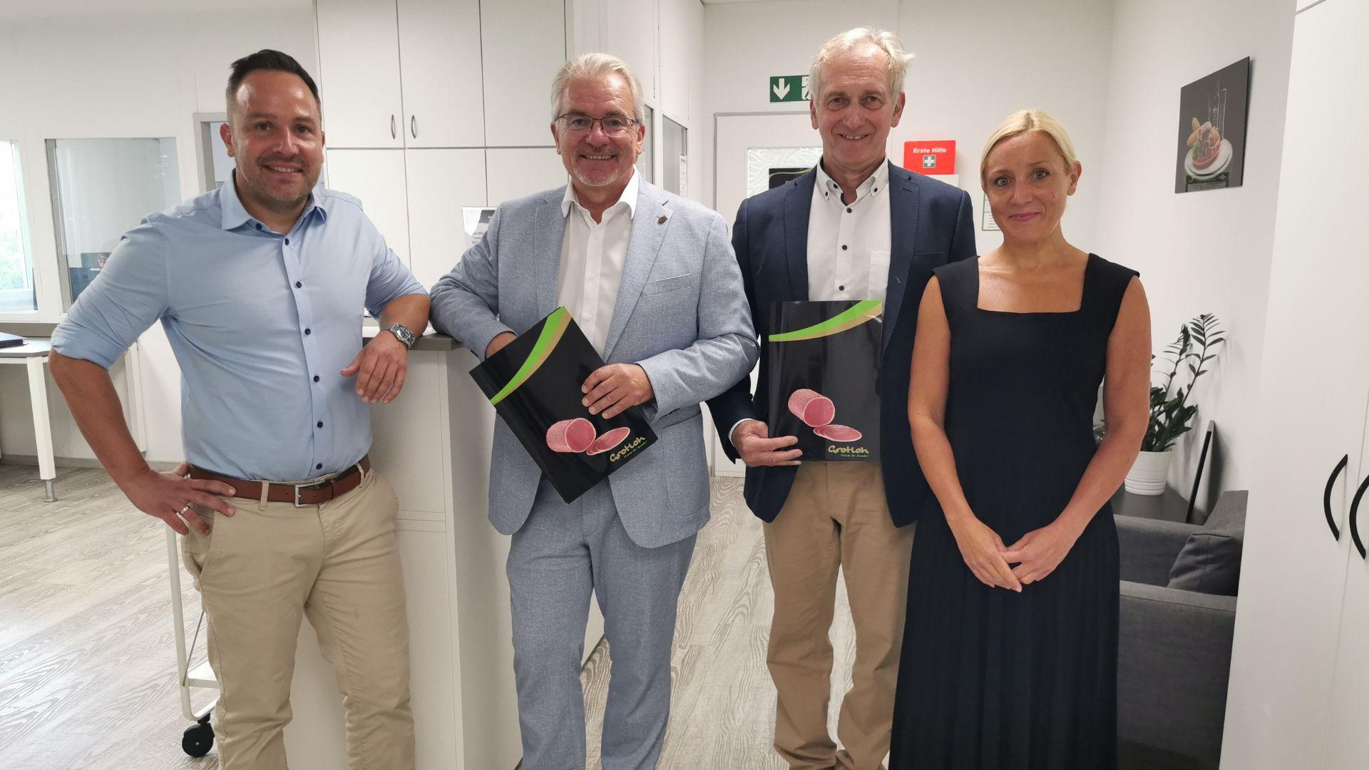 Oberbürgermeister Marc Buchholz mit Mitarbeitenden der Firma Jupiter Kurt Grotloh GmbH