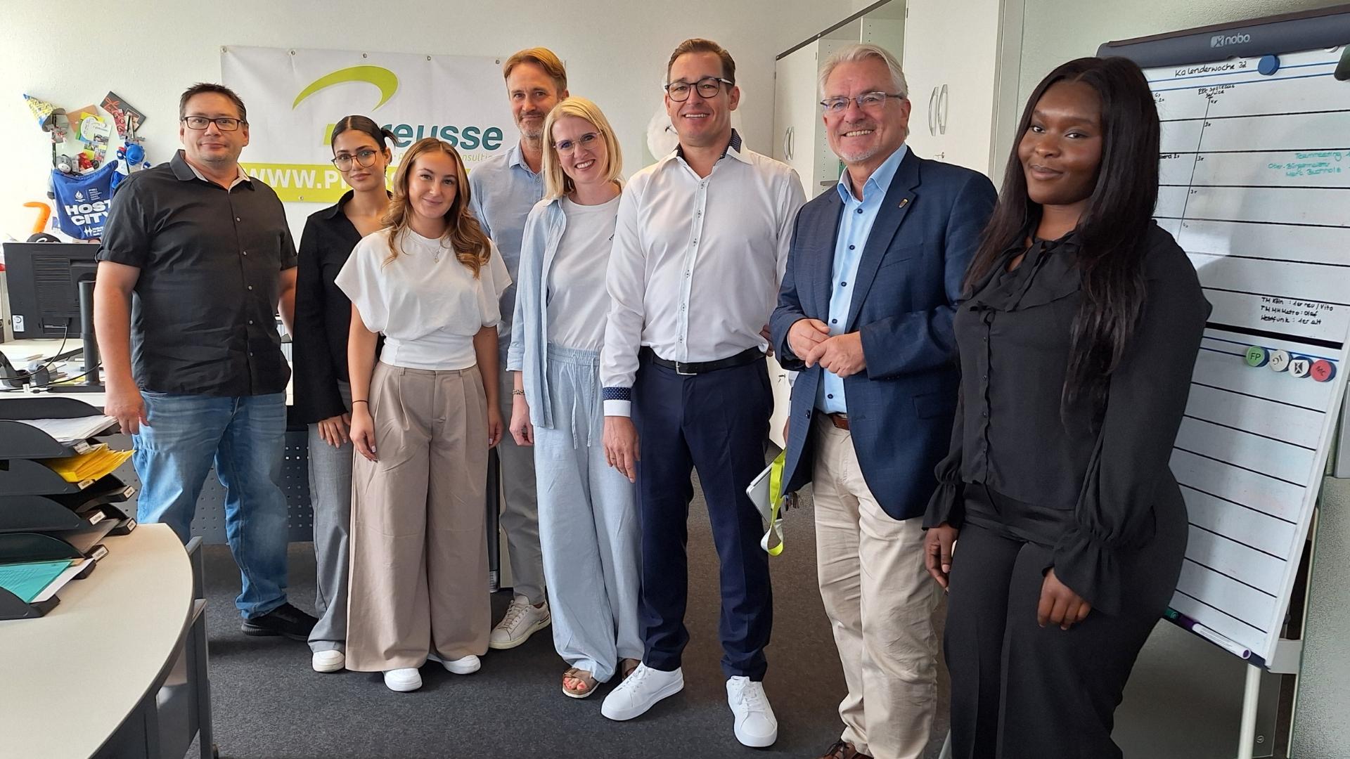 Oberbürgermeister Marc Buchholz mit Mitarbeitern der Firma Preusse GmbH