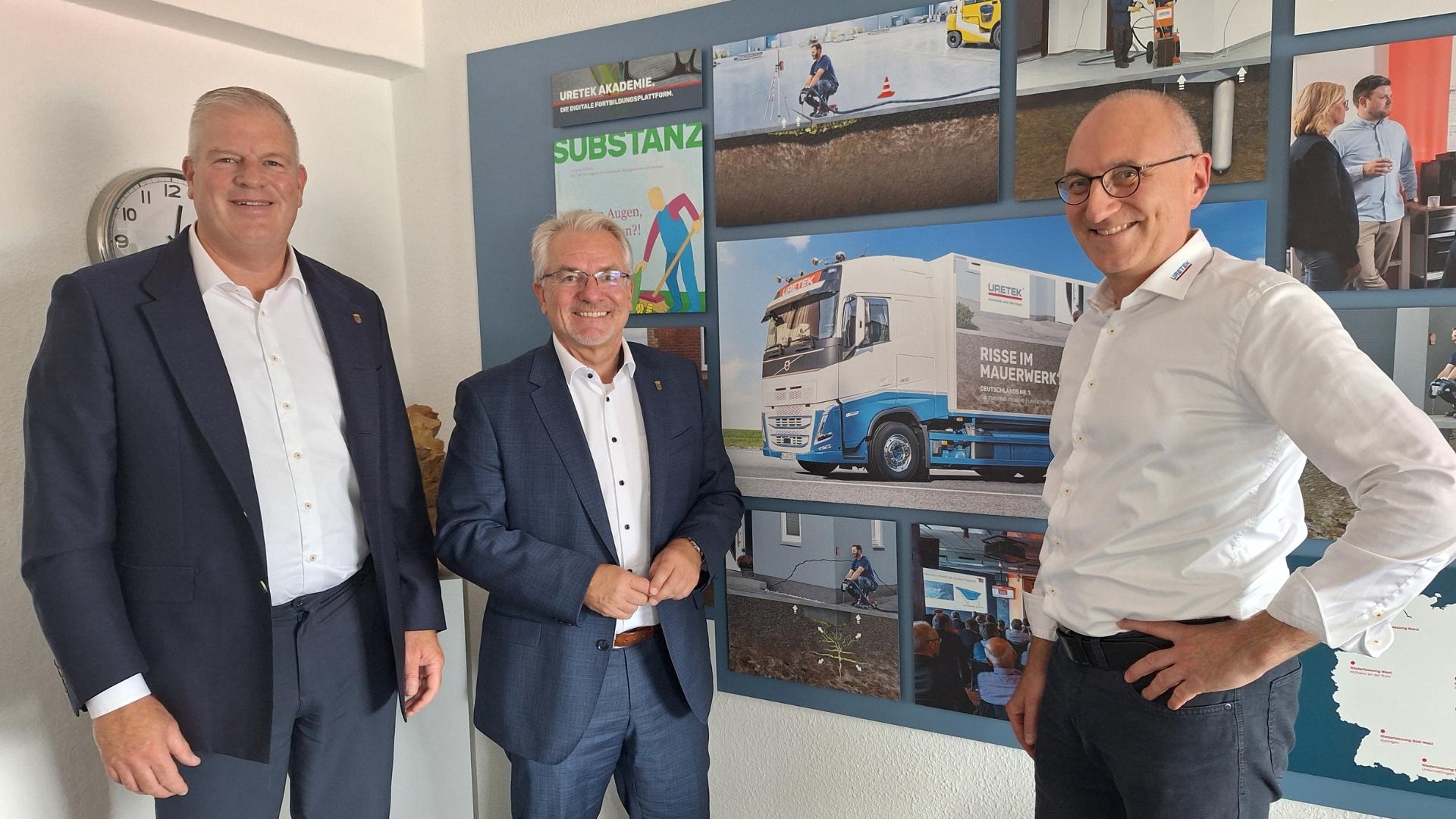Oberbürgermeister Marc Buchholz (Mitte) mit den Geschäftsführern der Firma URETEK Deutschland GmbH