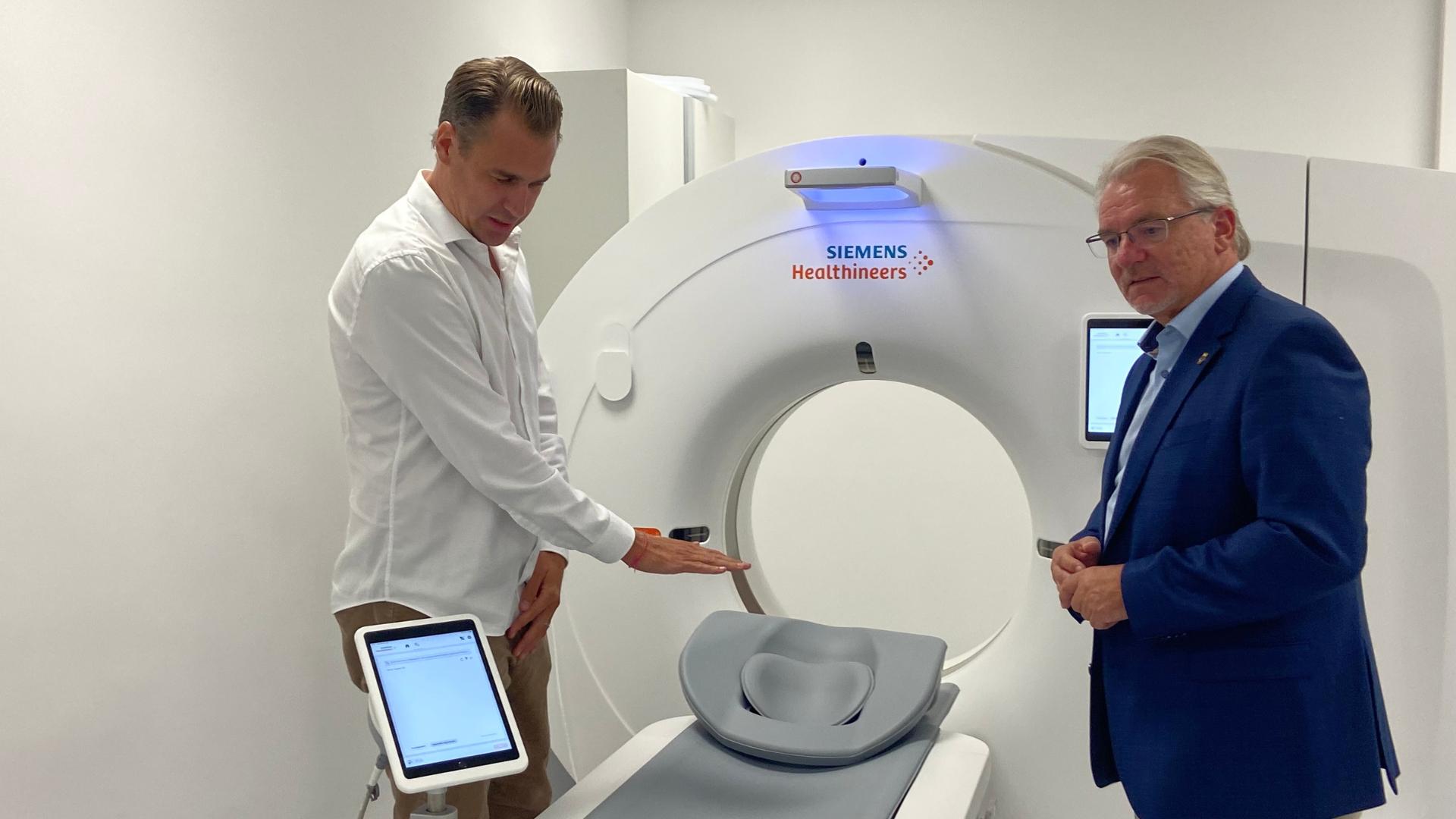 Oberbürgermeister Marc Buchholz mit Geschäftsführer der Radiologischen Gemeinschaftspraxis, Radiologie in Mülheim