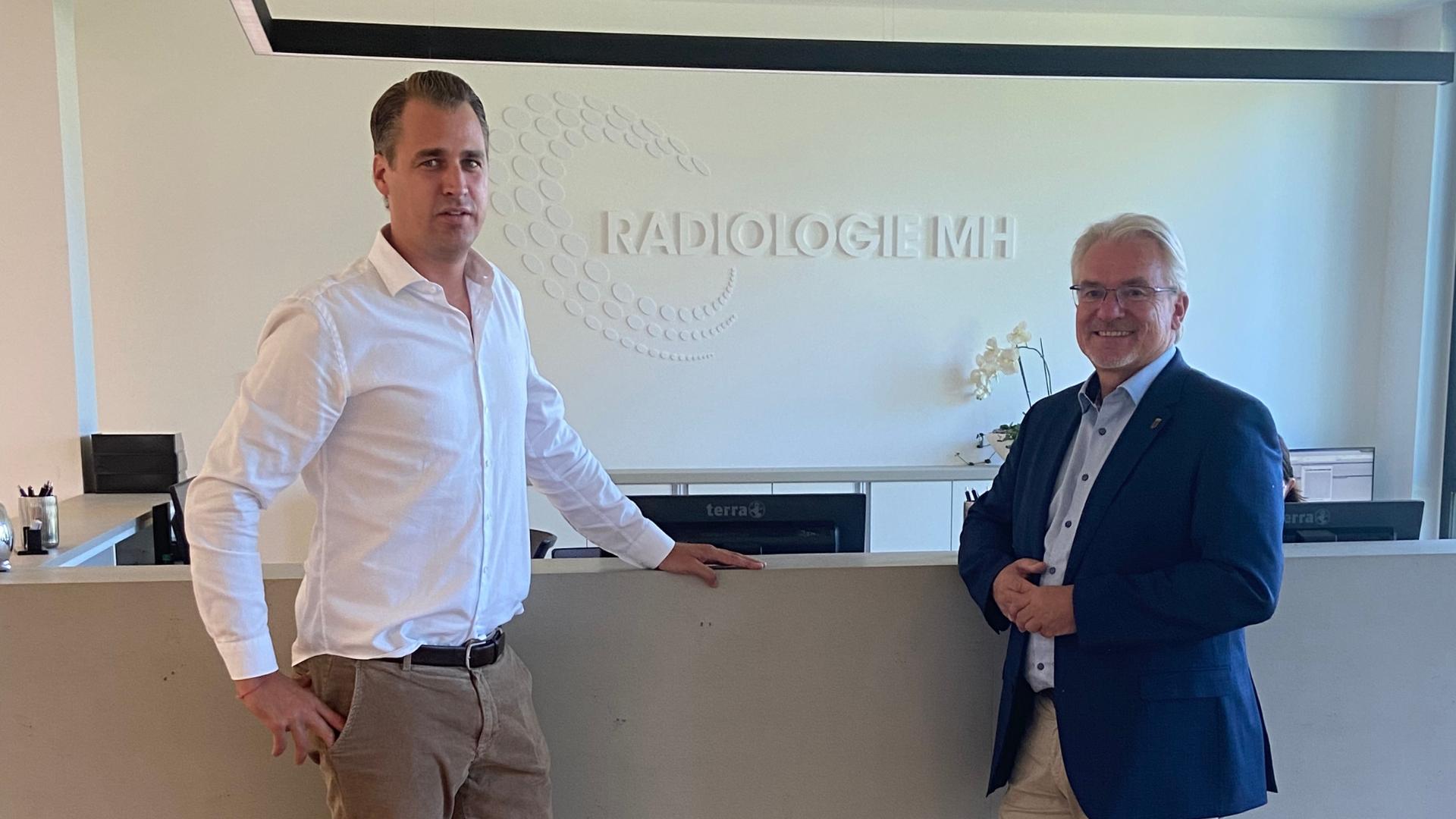 Oberbürgermeister Marc Buchholz mit Geschäftsführer der Radiologischen Gemeinschaftspraxis, Radiologie in Mülheim