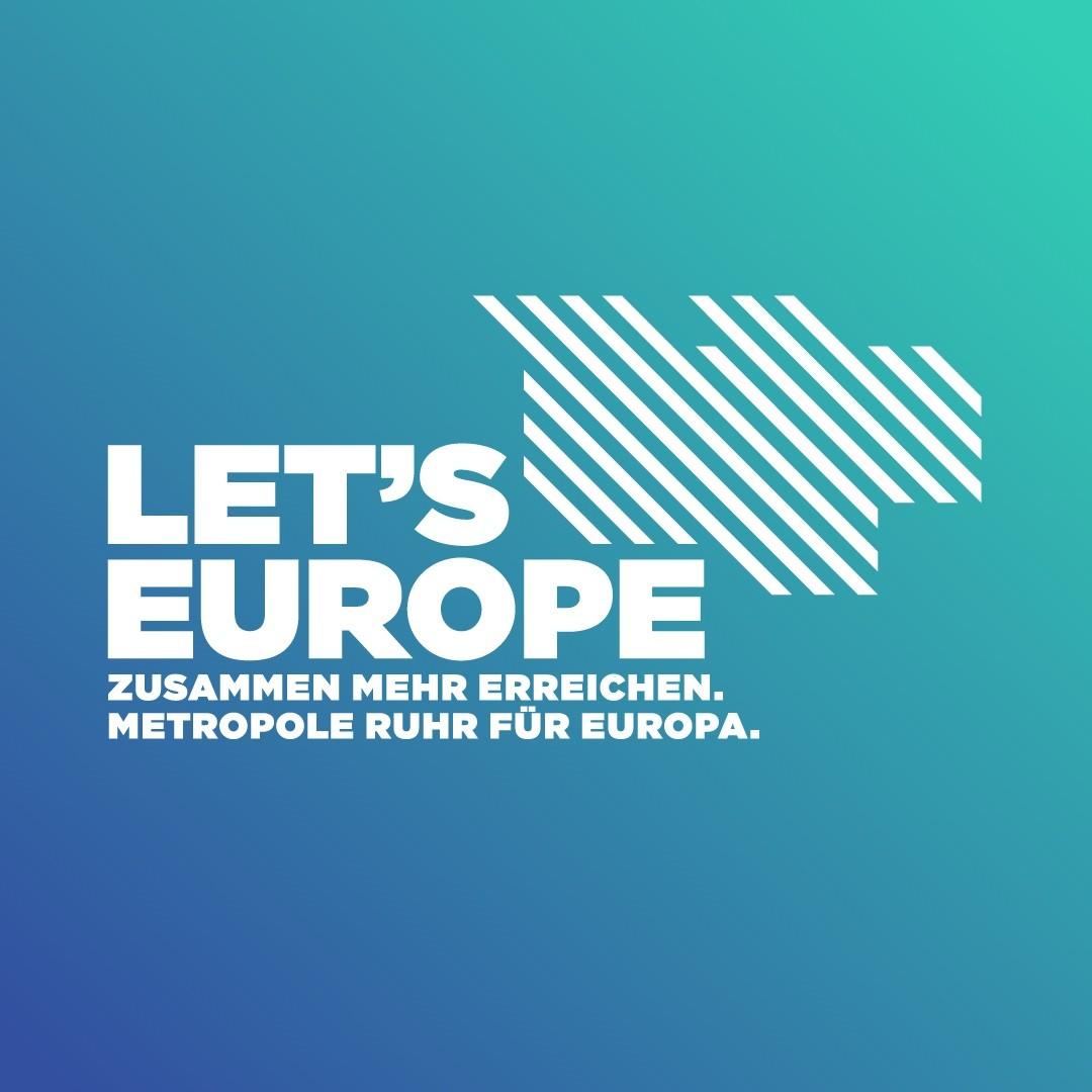 Die weiße Aufschrift "Lets Europe Zusammen mehr erreichen Metropole Ruhr für Europa" mit blauem Hintergrund