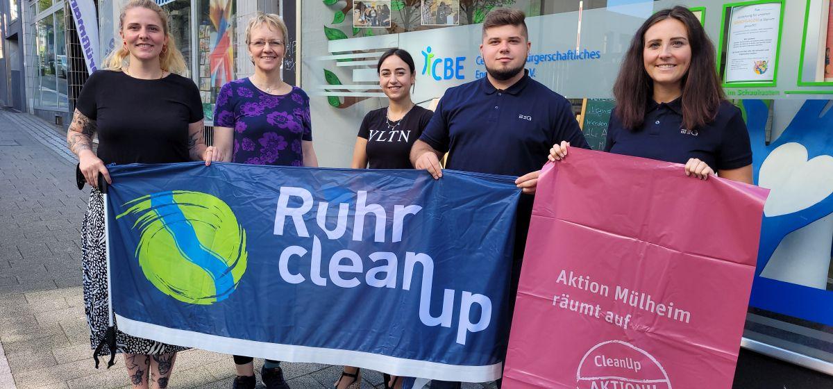 Das Team des Centrums für bürgerschaftliches Engagement (CBE) bewirbt die Veranstaltung RuhrCleanUp.