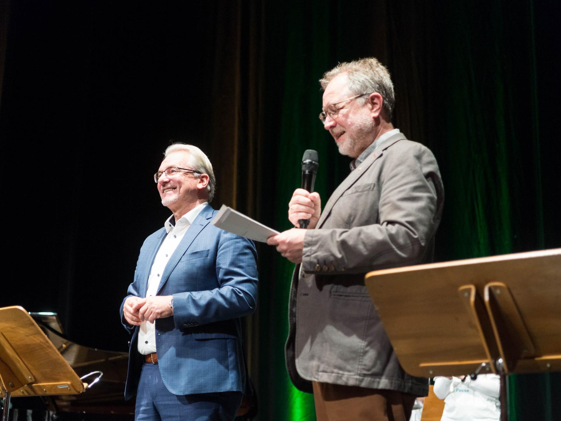 Begrüßung der Grundschulkinder des SingPausen-Konzerts durch Oberbürgermeister Marc Buchholz und Projektleiter Professor Schepp (von links).