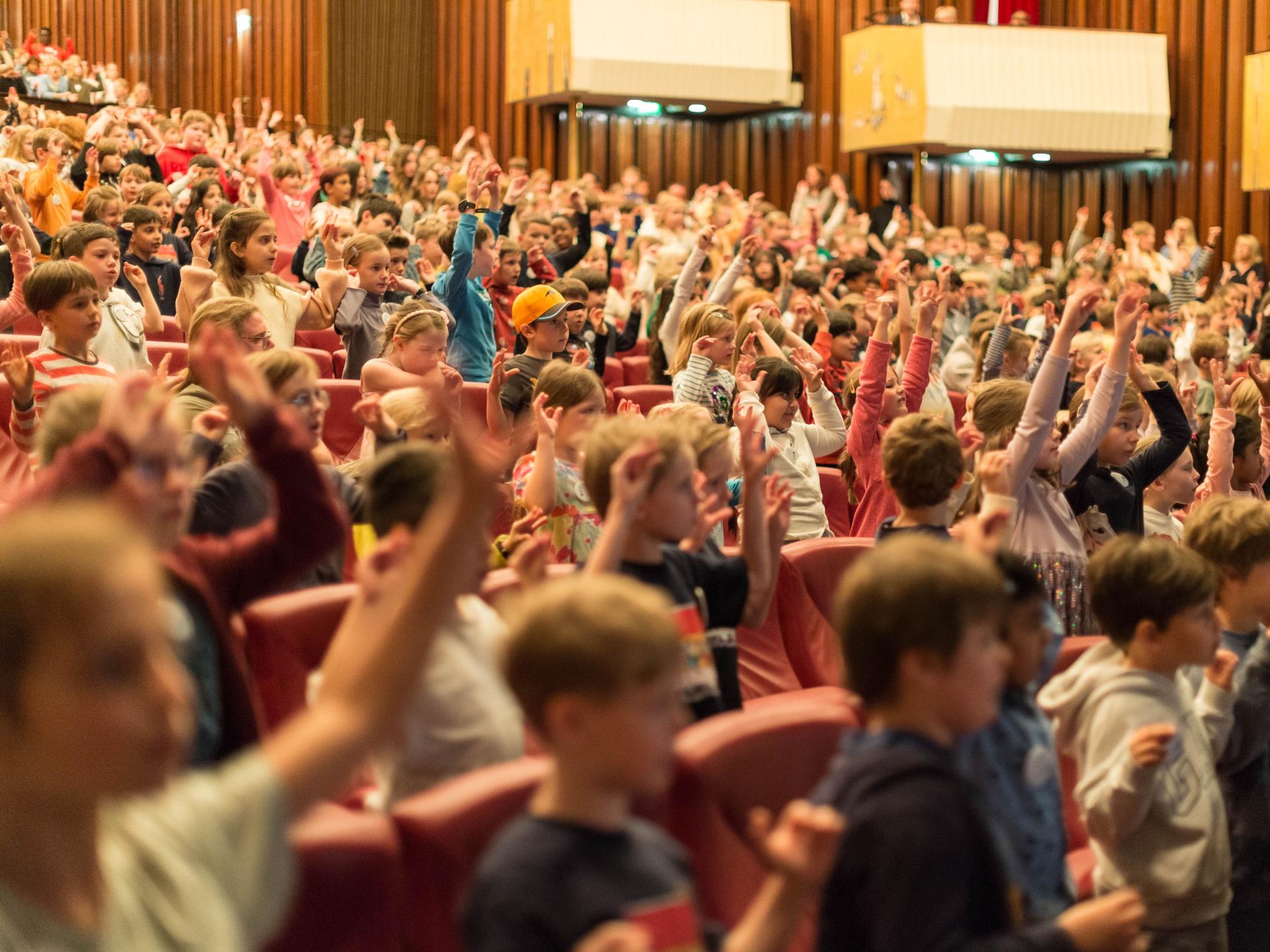 Singende Grundschulkinder im Rahmen des SingPausen-Konzertes am 11.06.2024 in der Stadthalle Mülheim an der Ruhr.
