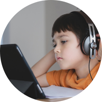 Schüler arbeitet mit IT