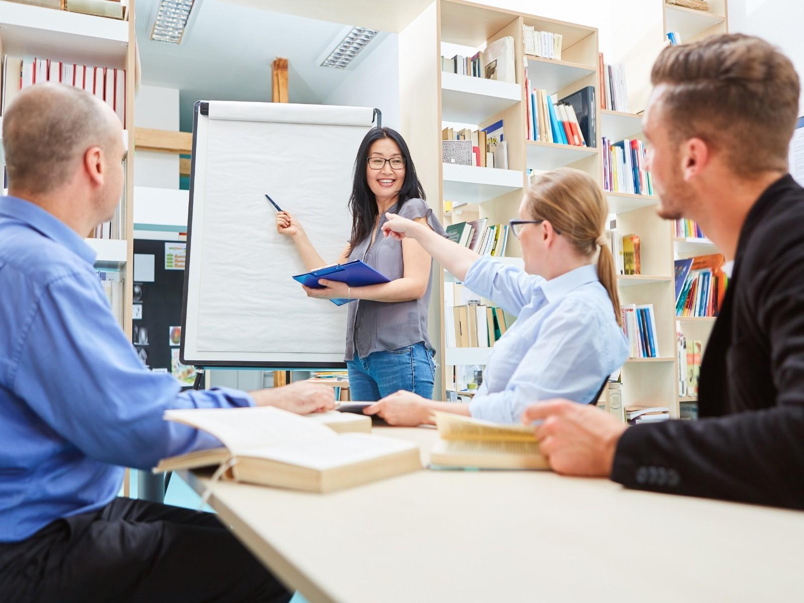 Eine gruppe von Lehrer*innen bei einer Versammlung 