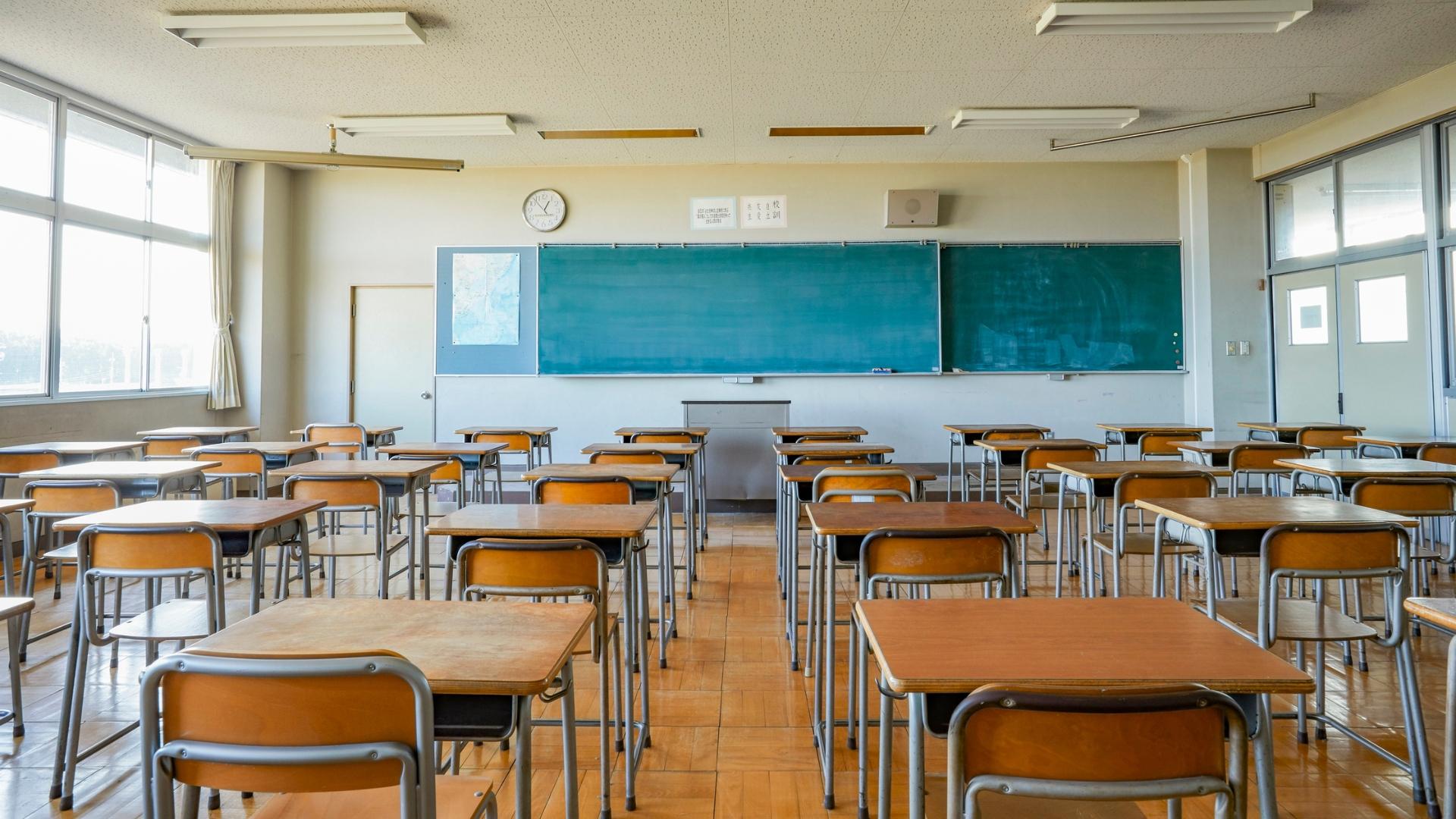 Ein leeres Klassenzimmer.