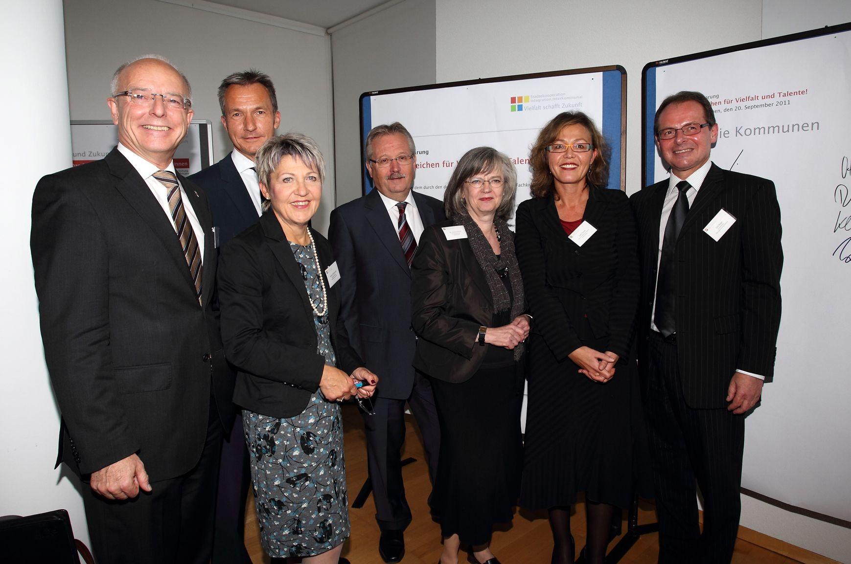 ein Gruppenfoto, auf dem vier Männer und drei Frauen zu sehen sind.