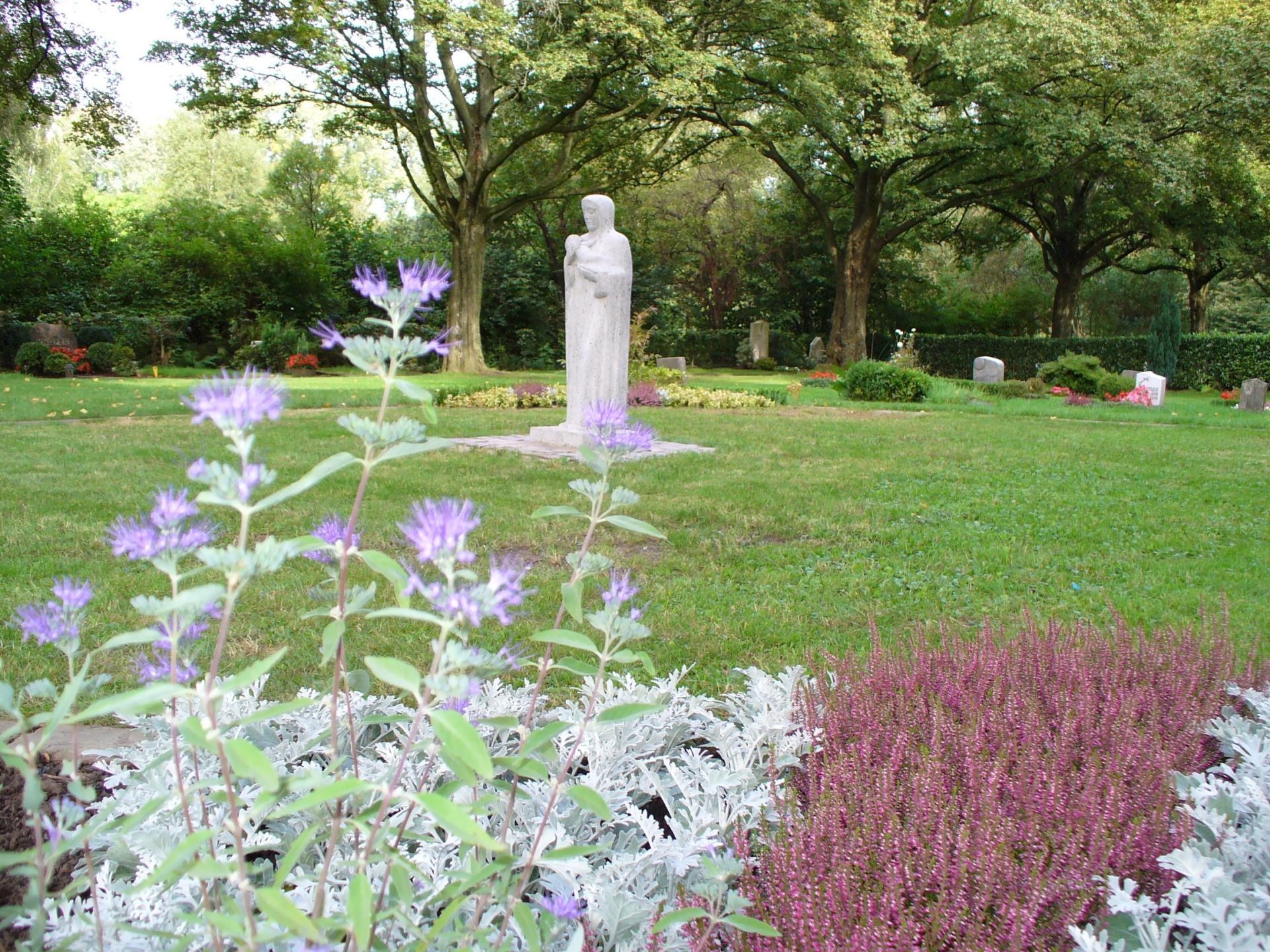Sternenkinderfeld auf dem Hauptfriedhof mit Bepflanzung und Madonnenstatur