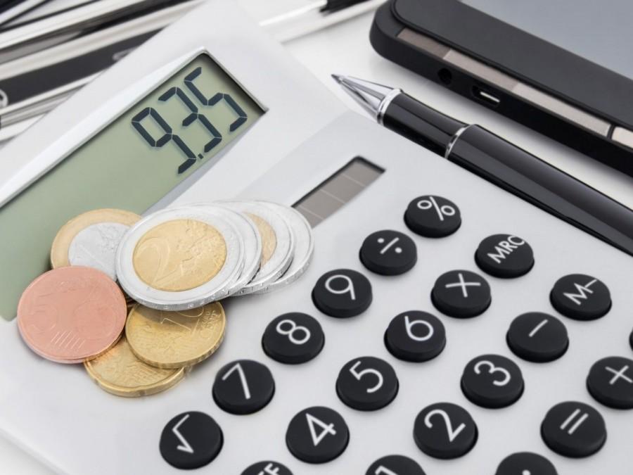 Taschenrechner, Kugelschreiber und 9,35 Euro Mindestlohn pro Stunde 2020.