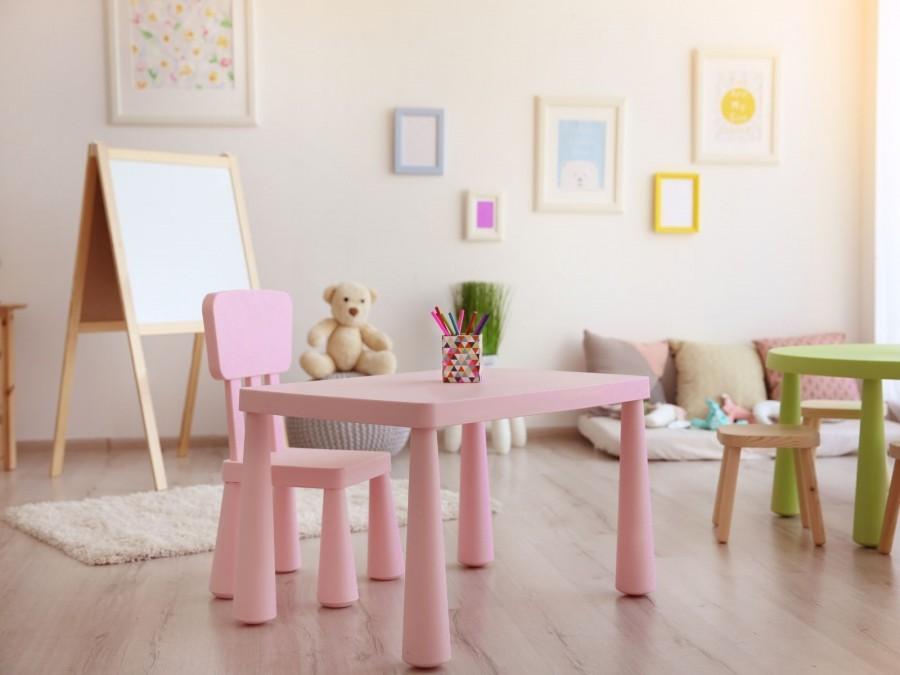 Innenansicht eines Raumes der Kindertagespflege mit hellen Farben und kindgerechter Einrichtung. Tagespflegenest, Kita, Kindergarten, Kinderbetreuung, Pflegevater, Pflegemutter, Kindertagespflege.