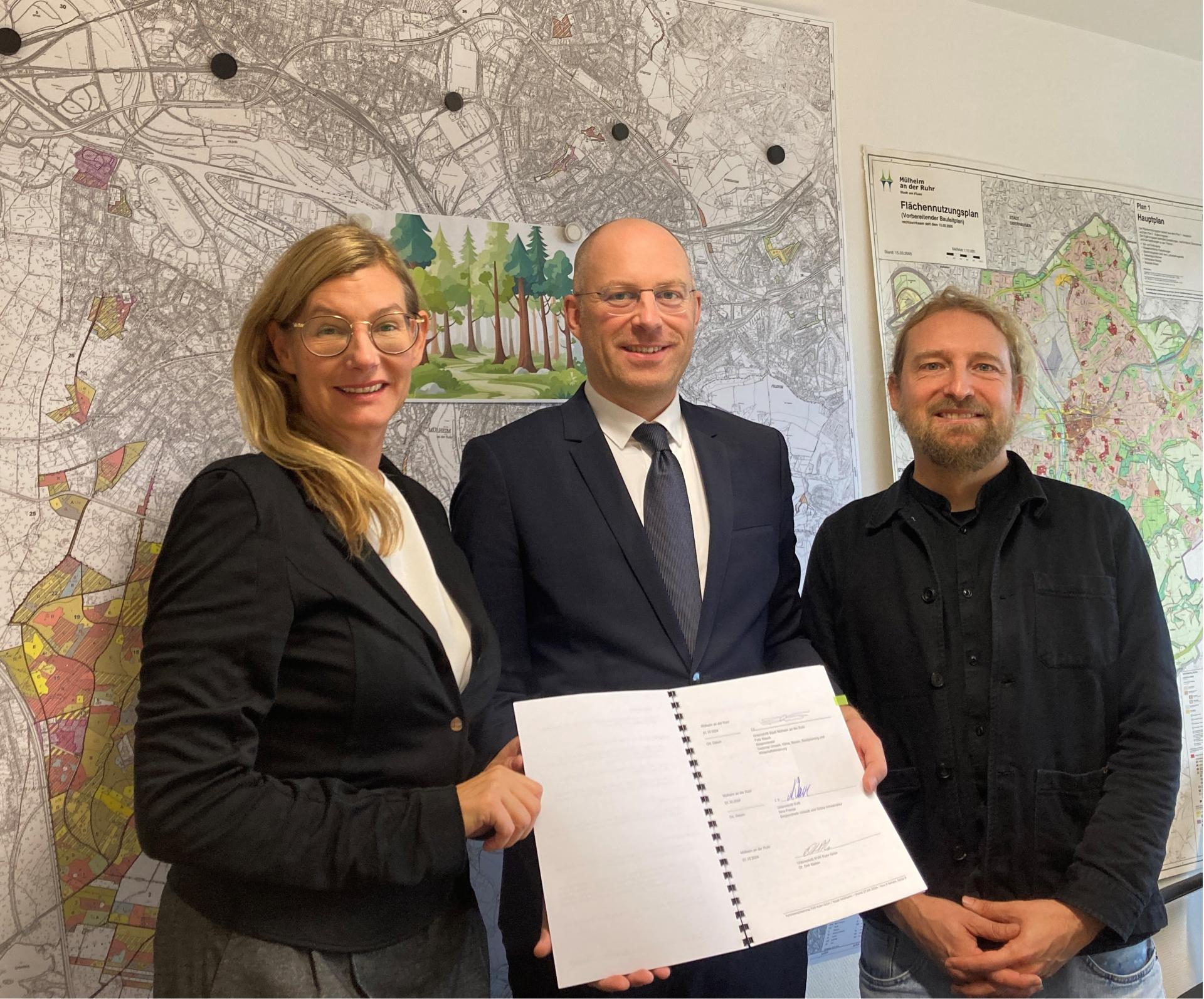 Vertragsunterzeichnung zur Forstbewirtschaftung RVR Ruhr Grün. (v.l.n.r.) Beigeordnete für Umwelt und Grüne Infrastruktur des Regionalverbandes Ruhr (RVR) Nina Frense, der Beigeordnete für Umwelt, Klima, Bauen, Stadtplanung und Wirtschaftsförderung der Stadt Mülheim an der Ruhr, Felix Blasch sowie der kommissarische Betriebsleiter vom Eigenbetrieb Ruhr Grün des RVR, Dr. Dirk Bieker.