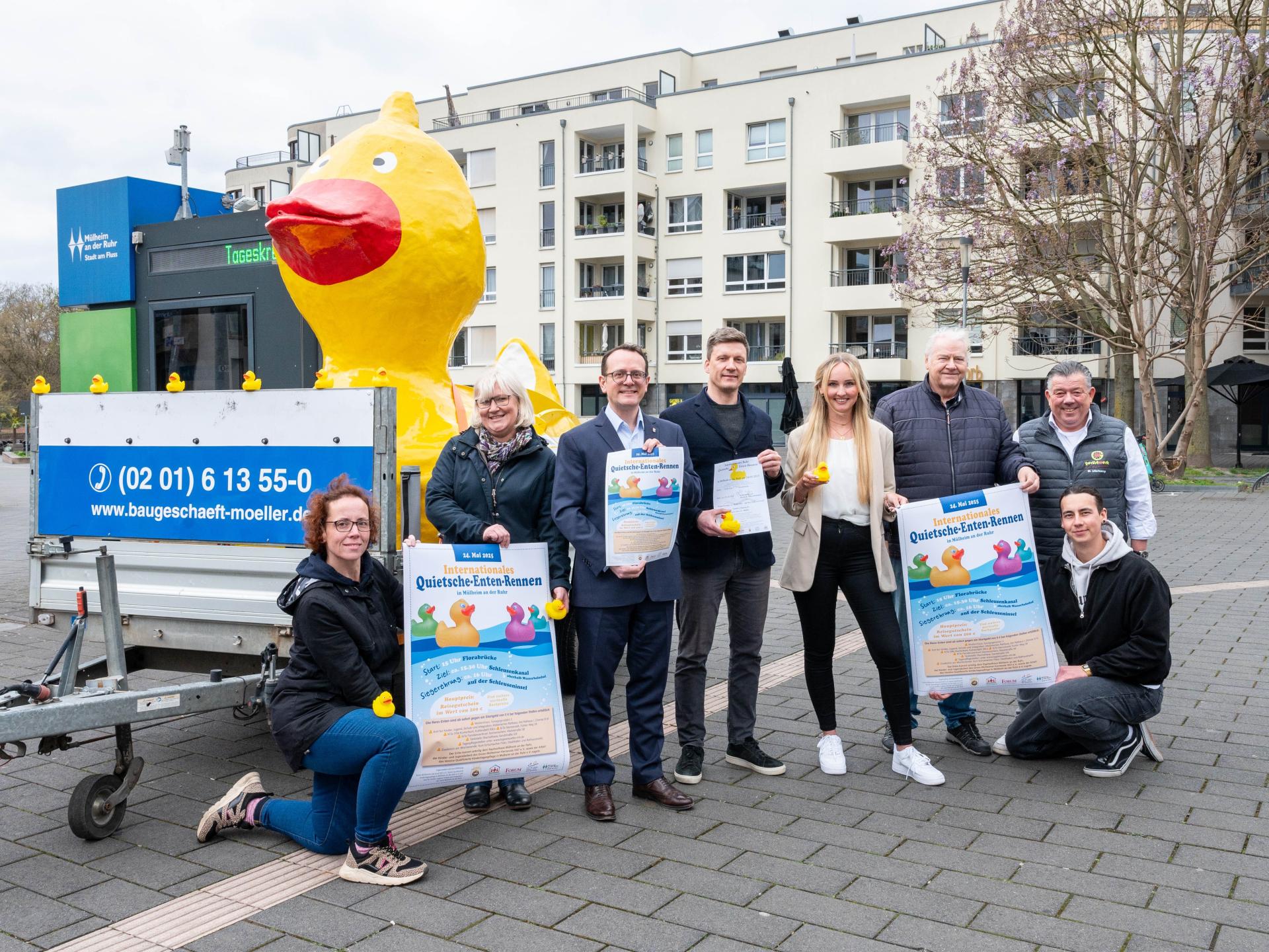 Start für den Verkauf der Quietscheenten für das Entenrennen