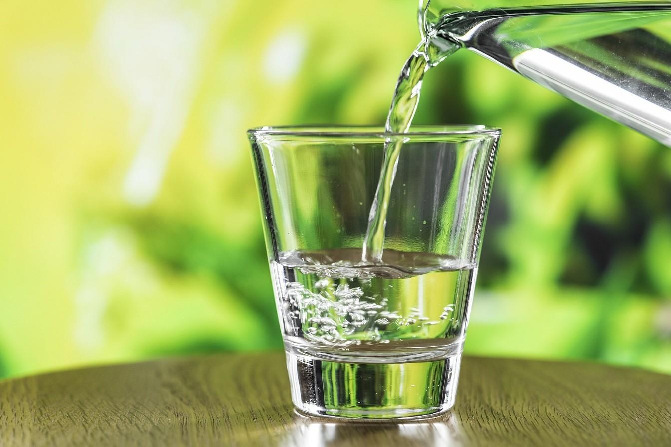 Ein Glas wird mit frischem Trinkwasser gefüllt.