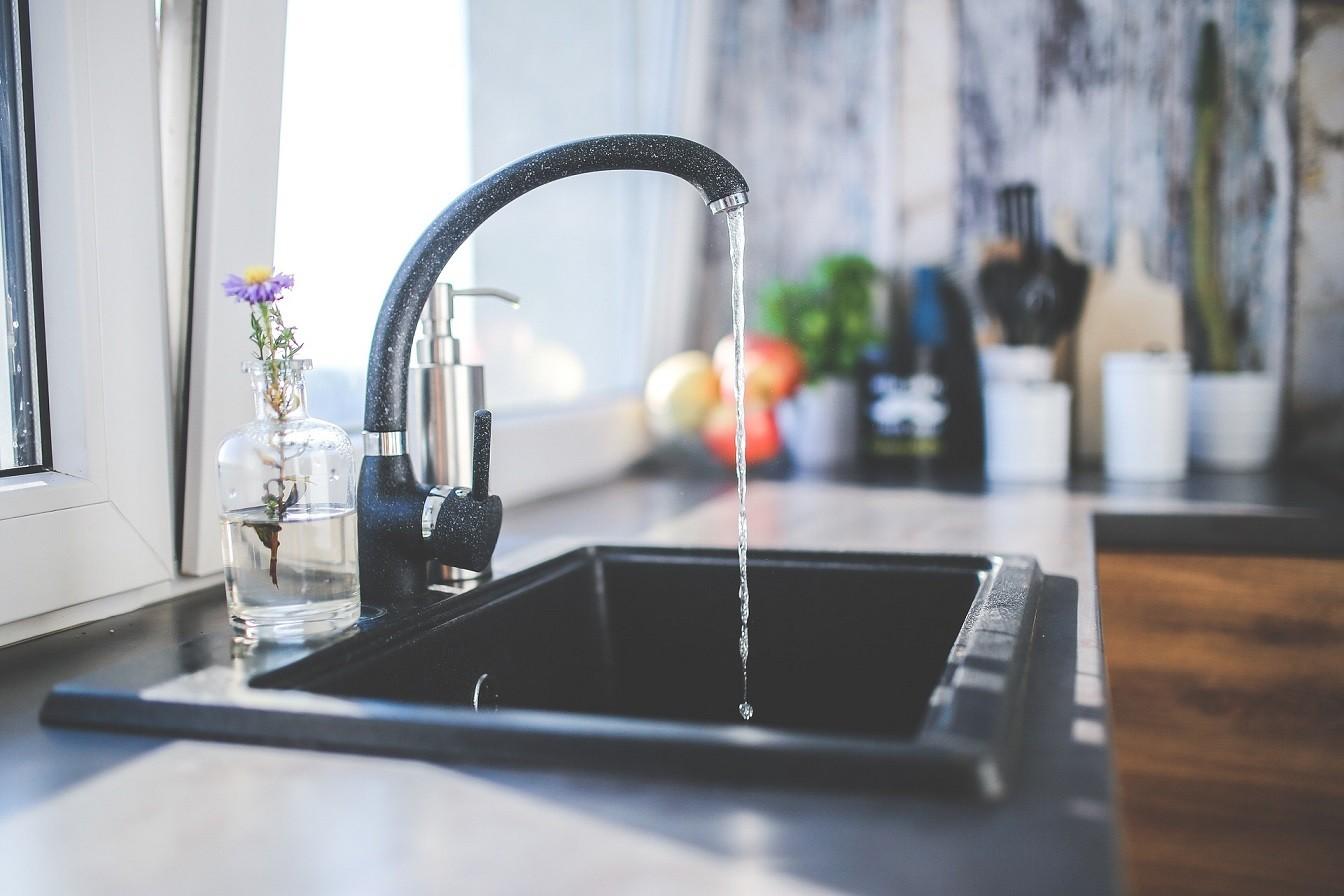 Wasserhahn mit fließendem Trinkwasser.