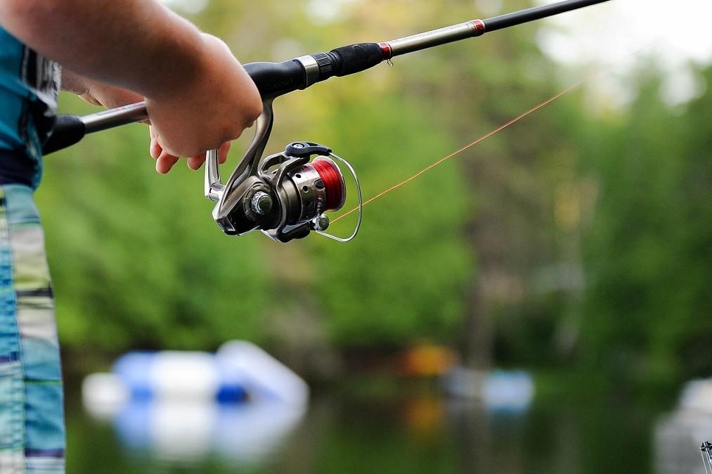 Foto mit Angler und Angelrute, Fischerprüfung, Angelschein