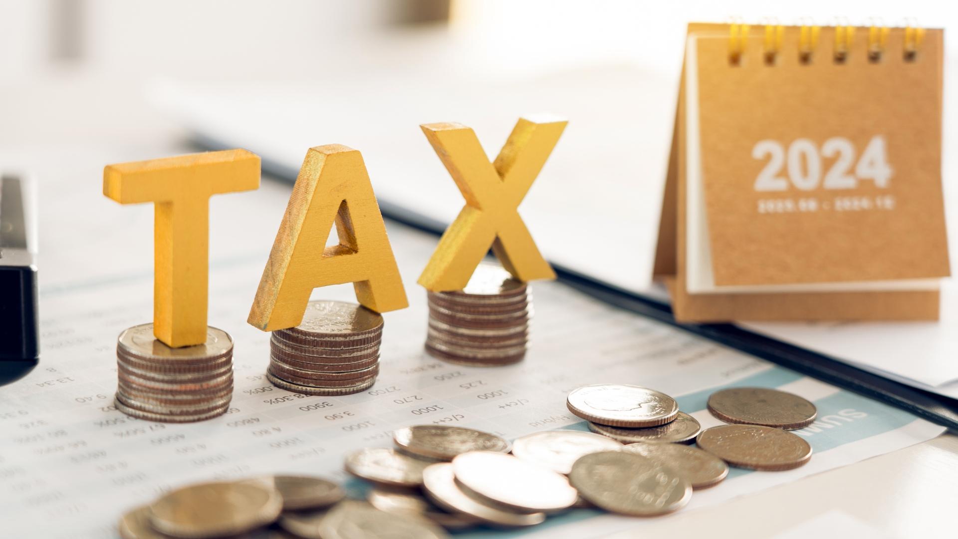 das Wort "Tax" steht auf Münzen