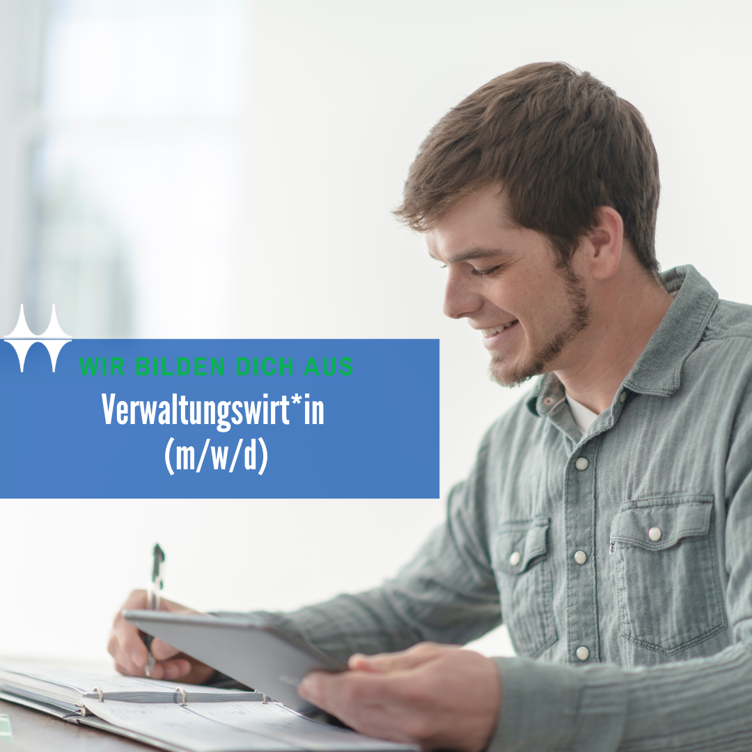 Das Bild zeigt einen jungen Mann sitzend an einem Tisch. In seiner rechten Hand hält er einen Stift, in seiner Linken Hand ein Tablet. Auf dem Tisch liegt ein geöffneter Block. 