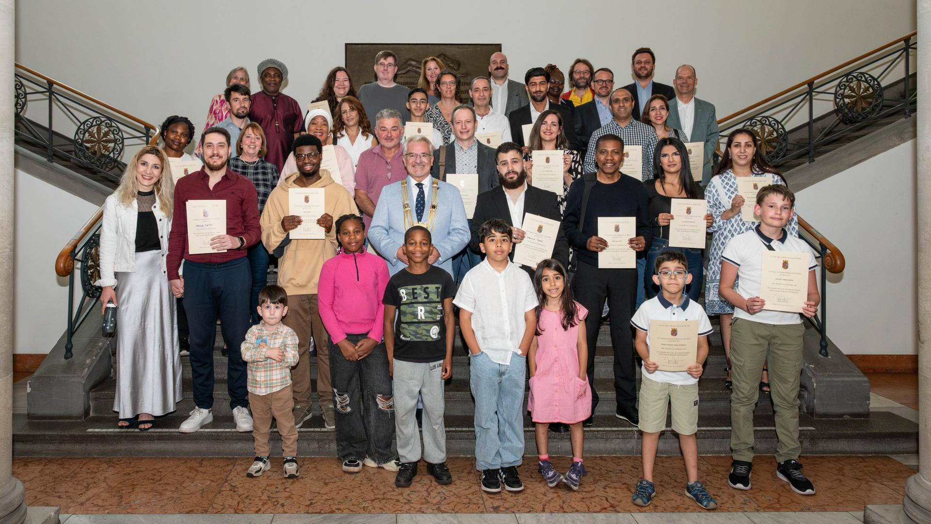 Ein Gruppenbild des Einbürgerungsempfangs 2025 im Historischen Rathaus.