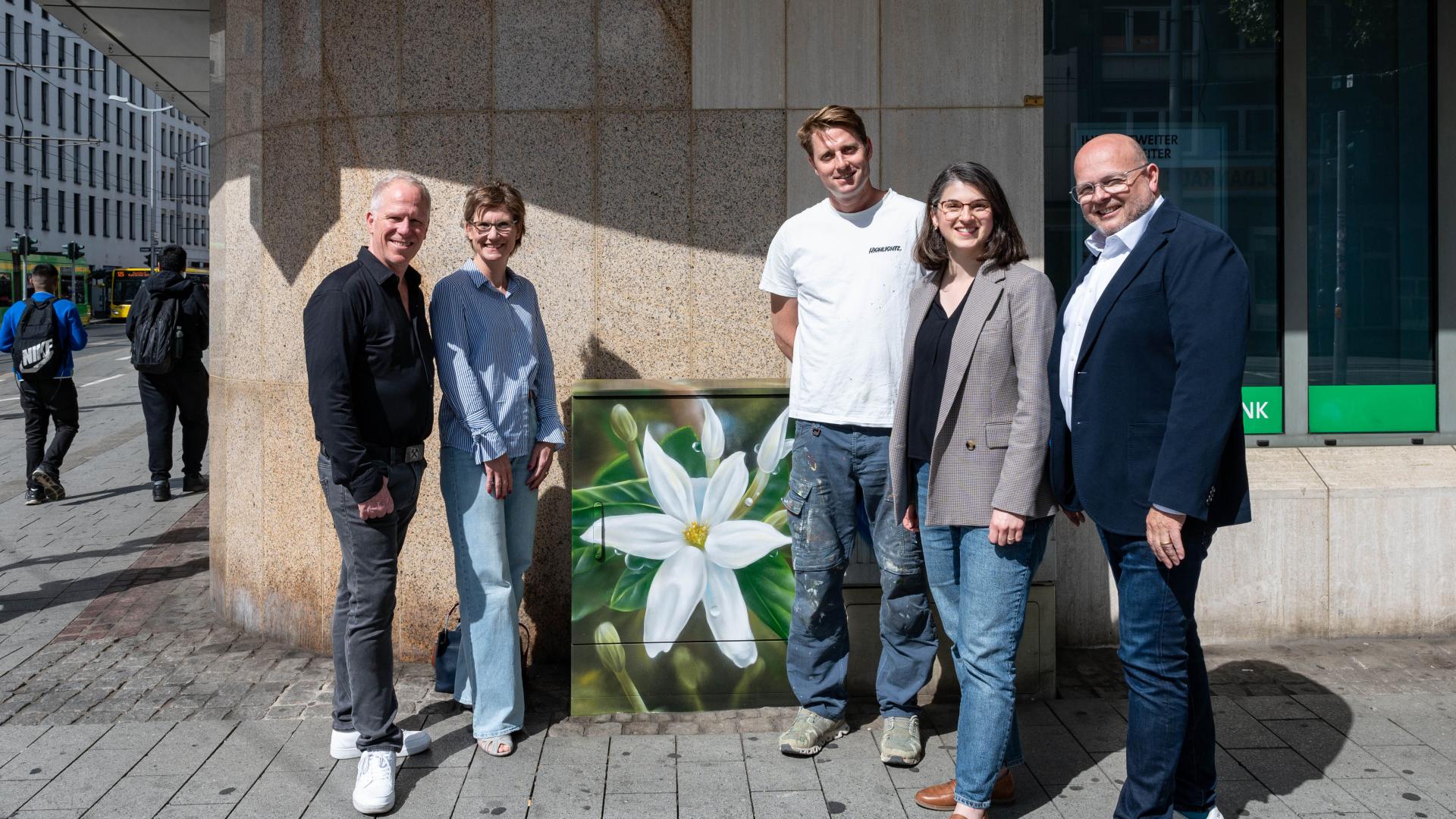 Gruppenfoto vor einem der insgesamt drei neugestalteten Verteilerkästen in der Mülheimer Innenstadt