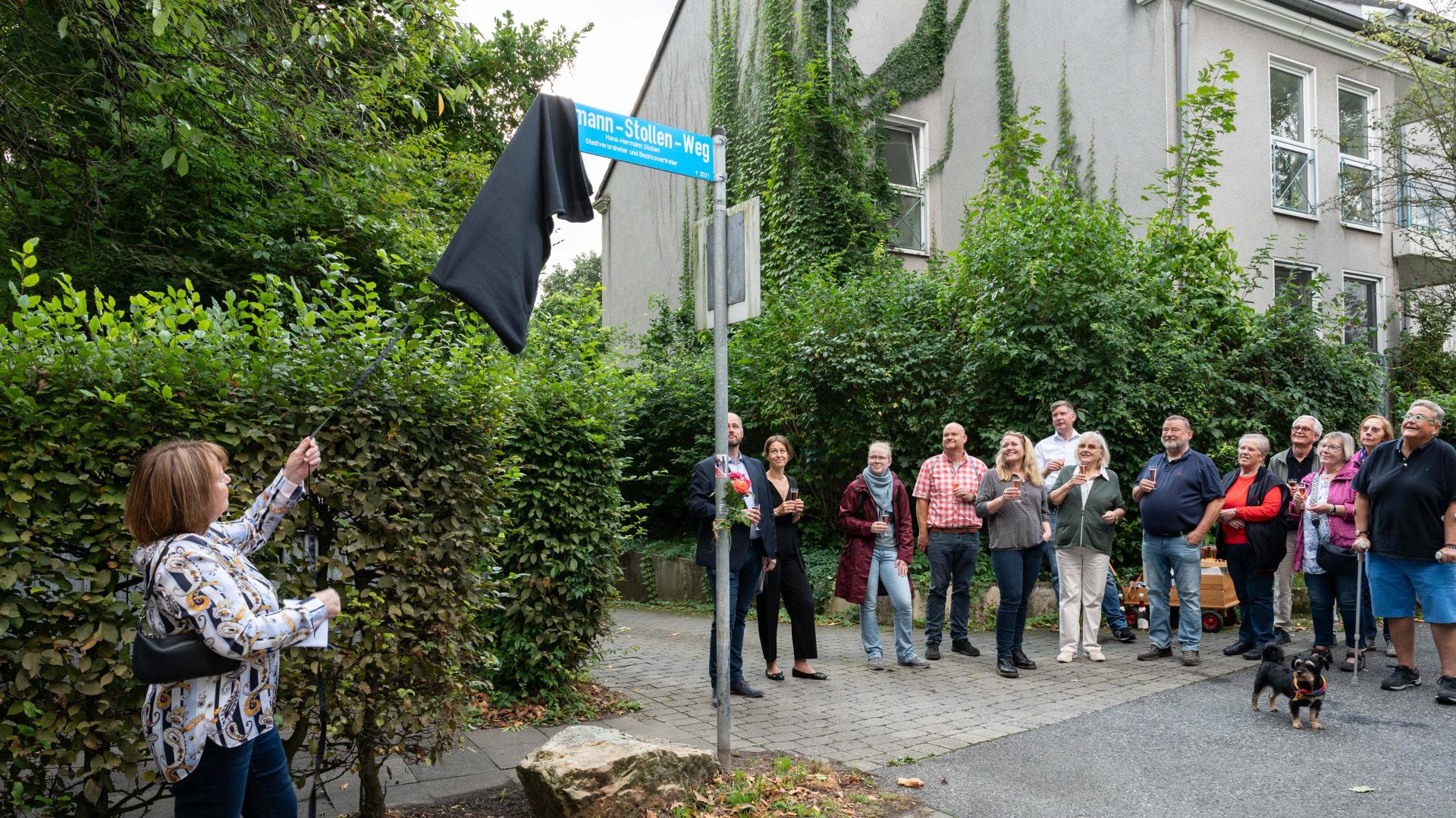 In Speldorf gibt es jetzt offiziell den Hermann-Stollen-Weg. Bezirksbürgermeisterin Elke Oesterwind hat das neue Straßenschild offiziell enthüllt. 