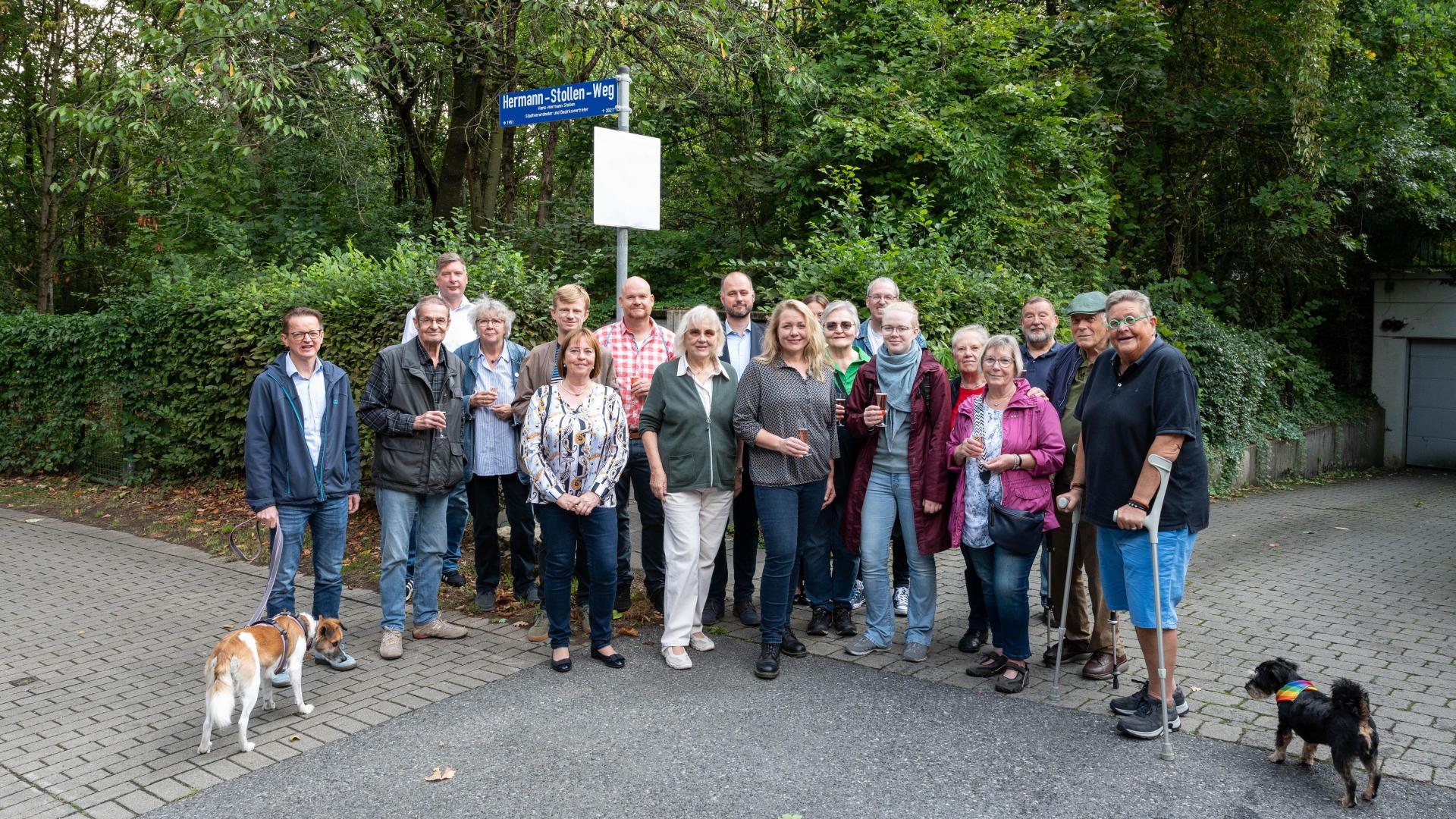 Gruppenfoto bei der Einweihung des Hermann-Stollen-Wegs