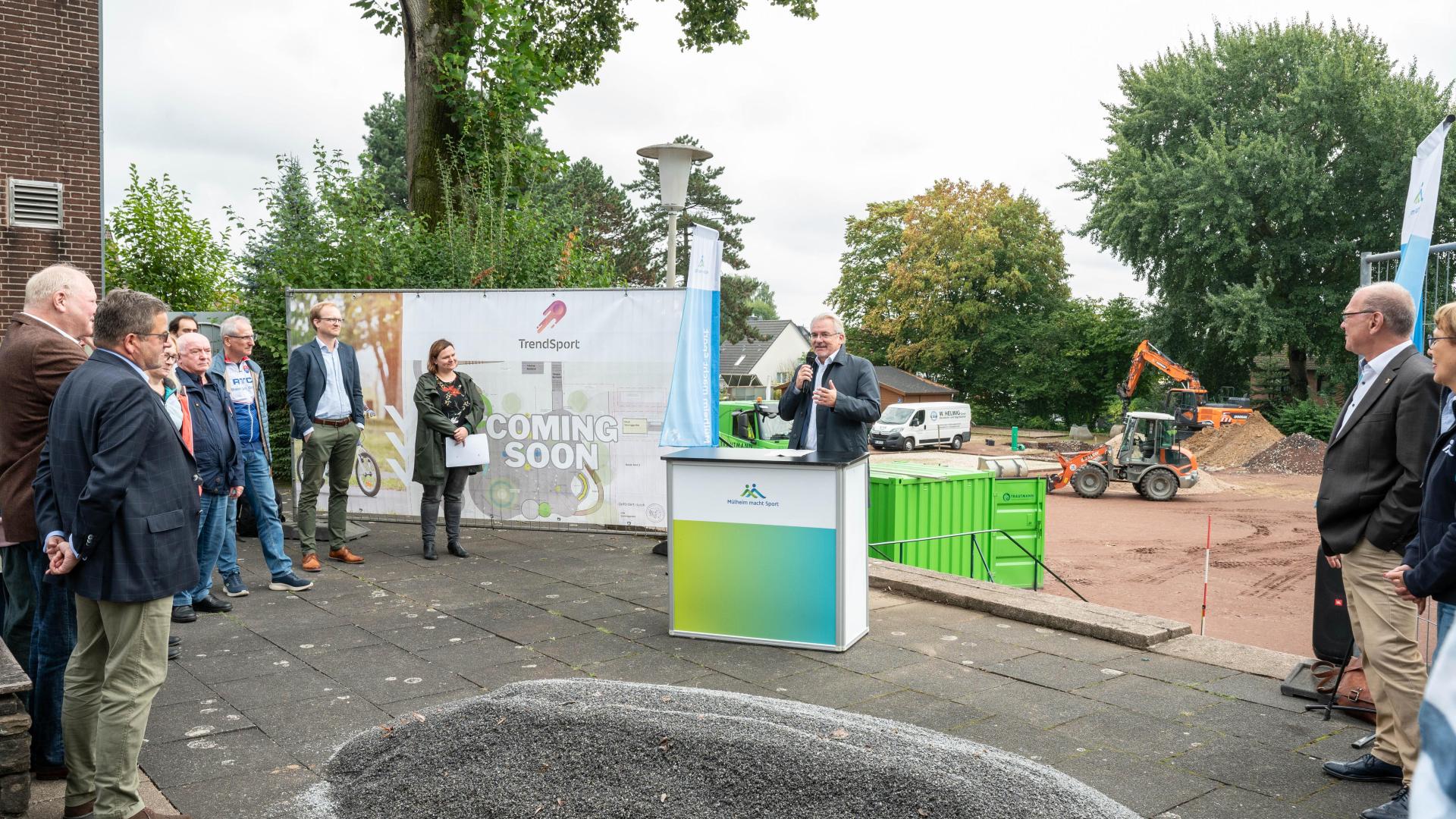 Oberbürgermeister Marc Buchholz hält beim offiziellen Startschuss zum Neubau des Radmotorikparks auf der Sportanlage Hügelstraße eine Rede.