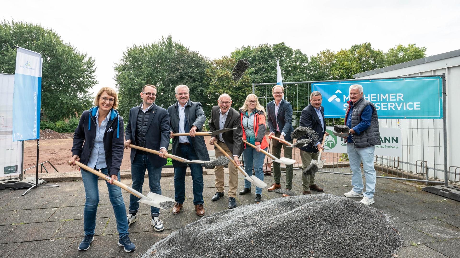 Gruppenfoto beim offiziellen Startschuss zum Neubau des Radmotorikparks auf der Sportanlage Hügelstraße