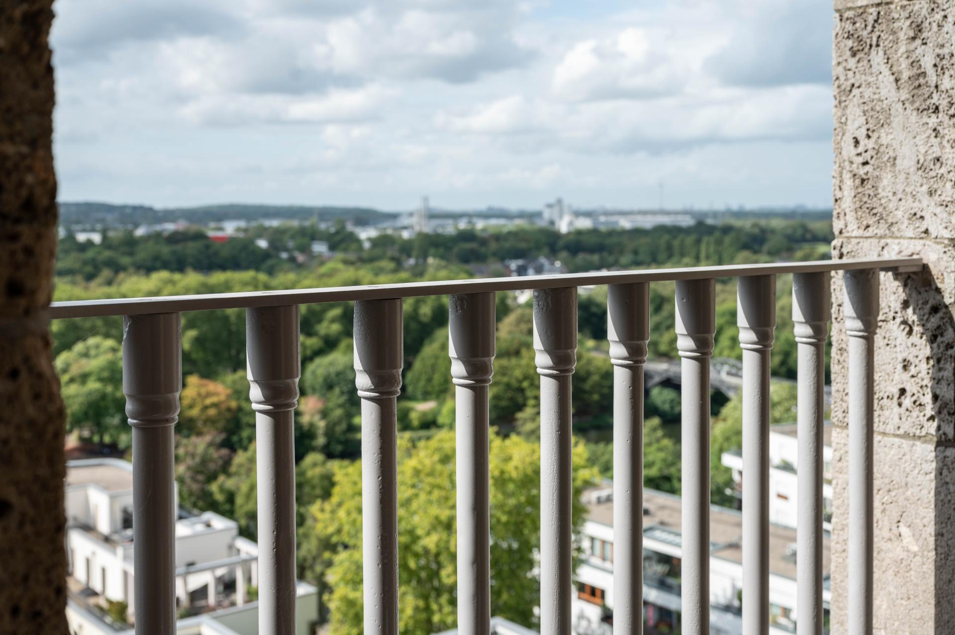 Blick über ein restauriertes Geländer des Rathausturms.