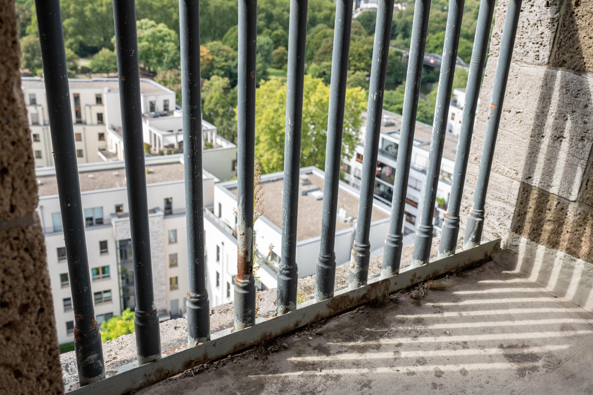 Blick auf ein altes Geländer des Rathausturms vor der Restaurierung.