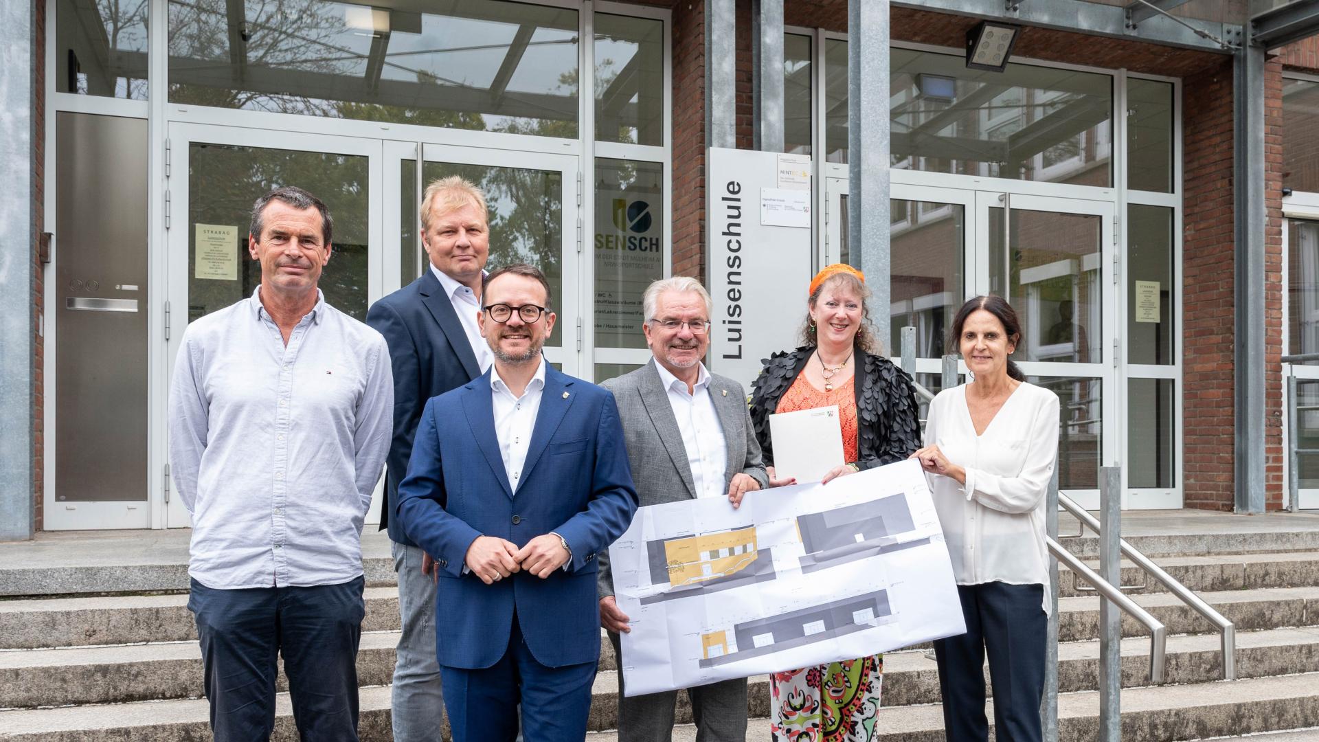 Gruppenfoto beim Besuch von Staatssekretärin Andrea Milz in der Mülheimer Luisenschule