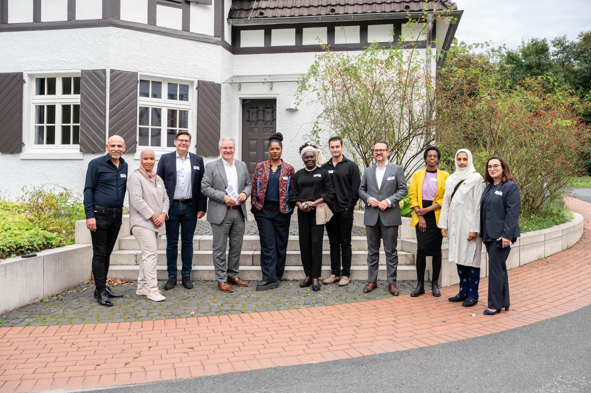 Zum Auftakt der Interkulturellen Woche haben sich einige der Beteiligten zusammen mit Oberbürgermeister Marc Buchholz für ein Gruppenfoto vor der Katholischen Akademie "Die Wolfsburg" aufgestellt.